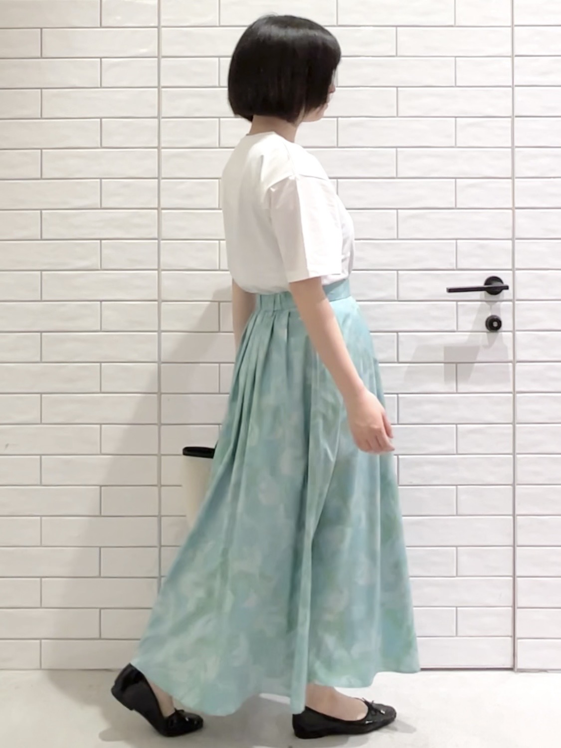 しおりさんの「OPAQUE.CLIP｜ロゴプリントアソートTシャツ【洗濯機OK】」を使ったコーディネート
