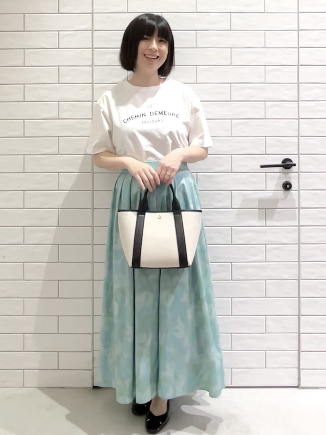 しおりさんの「OPAQUE.CLIP｜ロゴプリントアソートTシャツ【洗濯機OK】」を使ったコーディネート