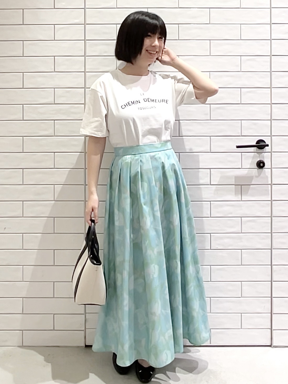 しおりさんの「OPAQUE.CLIP｜ロゴプリントアソートTシャツ【洗濯機OK】」を使ったコーディネート