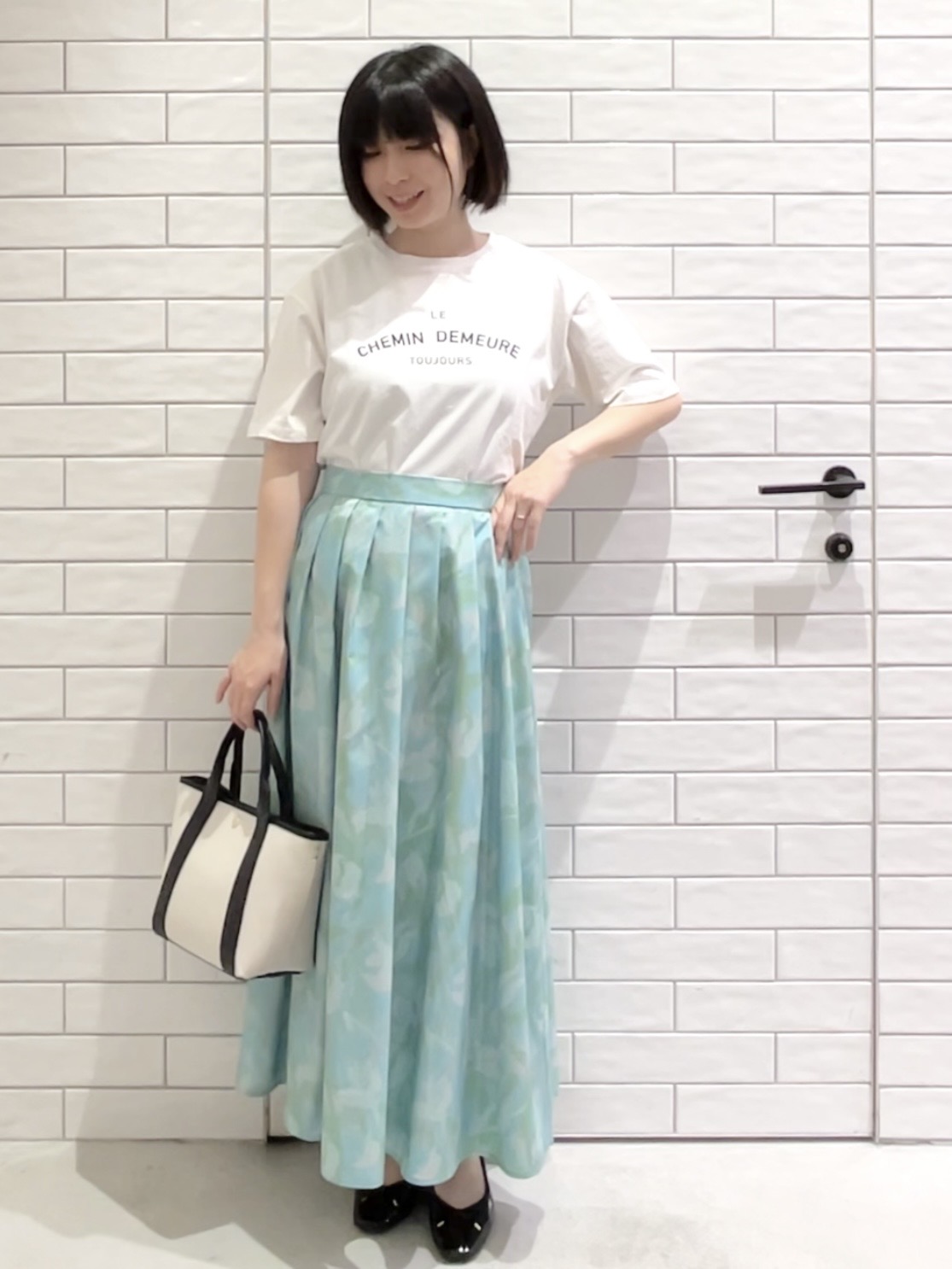 しおりさんの「OPAQUE.CLIP｜ロゴプリントアソートTシャツ【洗濯機OK】」を使ったコーディネート