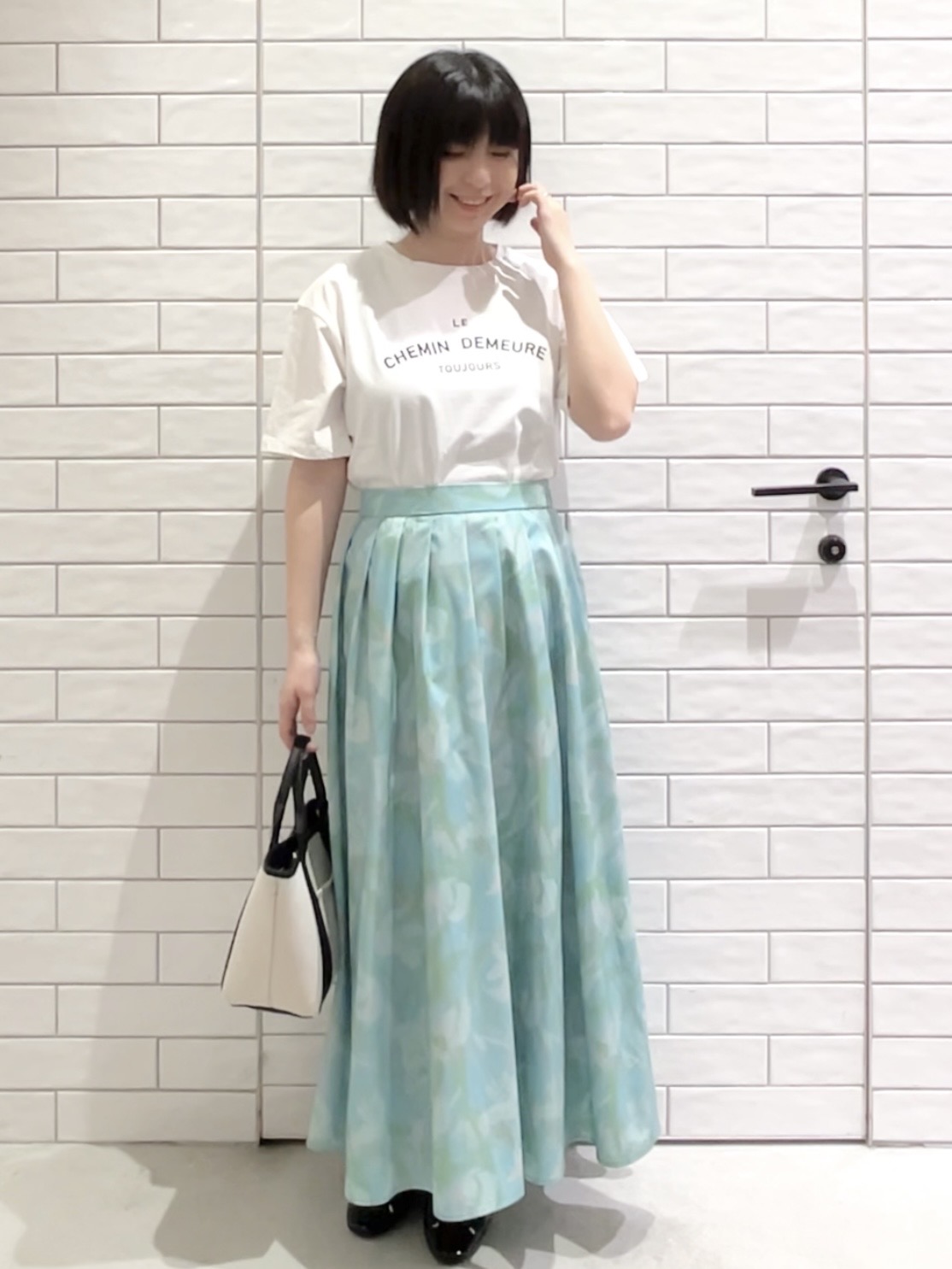 しおりさんの「OPAQUE.CLIP｜ロゴプリントアソートTシャツ【洗濯機OK】」を使ったコーディネート