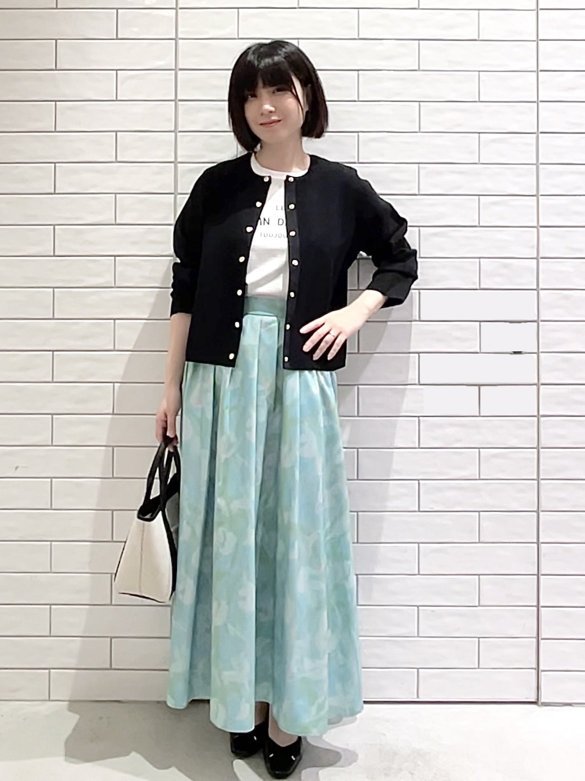 しおりさんの「OPAQUE.CLIP｜ロゴプリントアソートTシャツ【洗濯機OK】」を使ったコーディネート