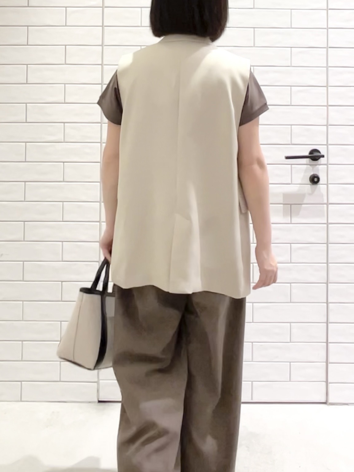 しおりさんの「OPAQUE.CLIP｜金ボタンダブルブレストテーラードジレ／セットアップ対応【洗える】《S～LL》」を使ったコーディネート