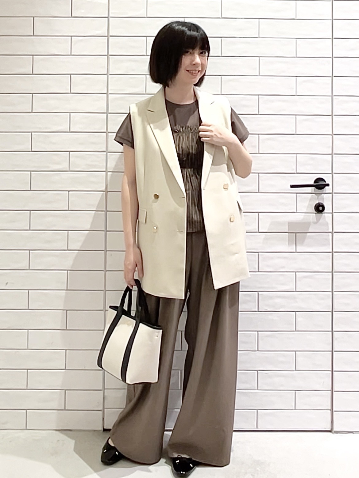 しおりさんの「OPAQUE.CLIP｜金ボタンダブルブレストテーラードジレ／セットアップ対応【洗える】《S～LL》」を使ったコーディネート