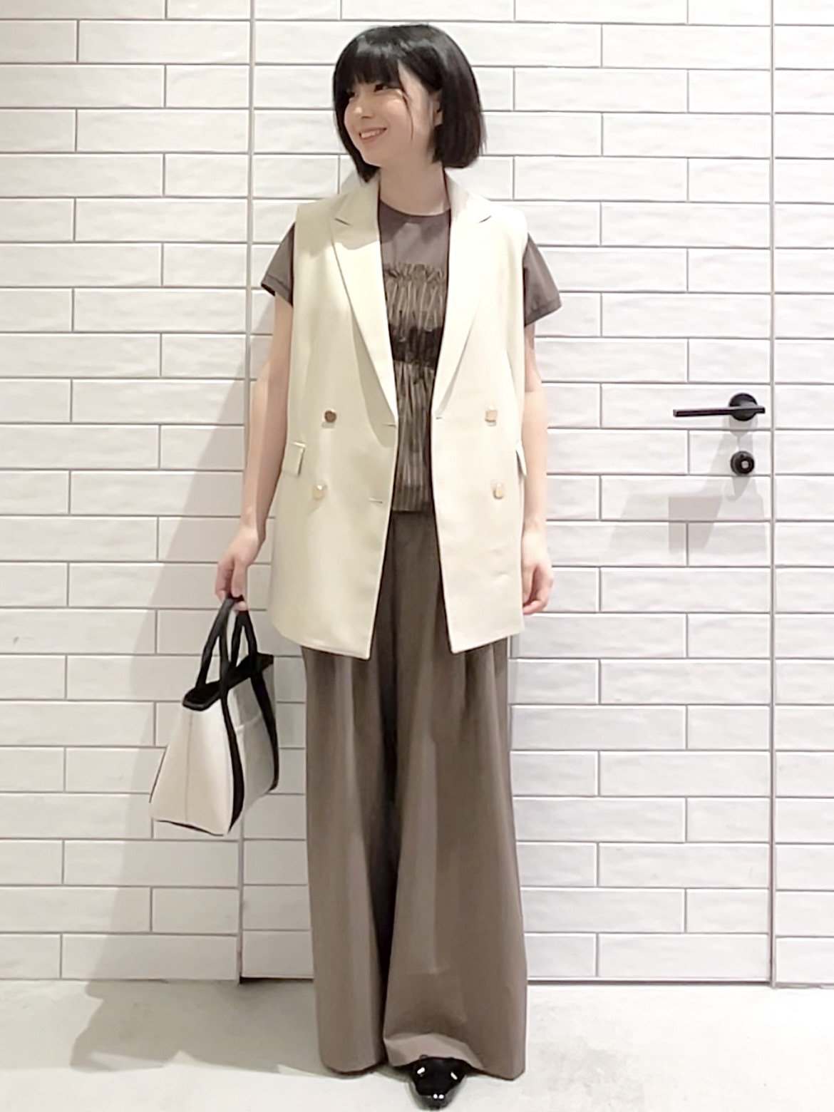 しおりさんの「OPAQUE.CLIP｜金ボタンダブルブレストテーラードジレ／セットアップ対応【洗える】《S～LL》」を使ったコーディネート