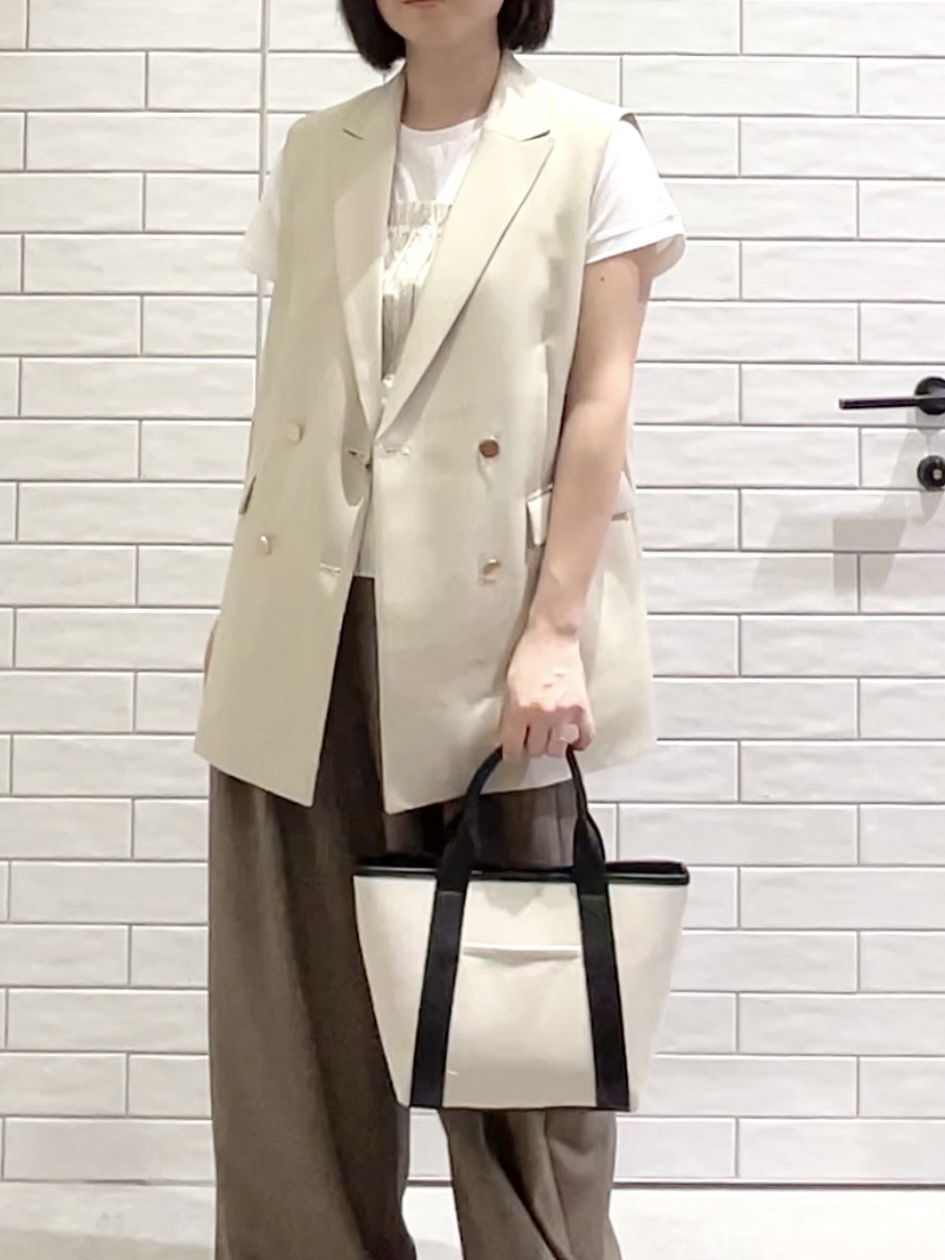 しおりさんの「OPAQUE.CLIP｜金ボタンダブルブレストテーラードジレ／セットアップ対応【洗える】《S～LL》」を使ったコーディネート