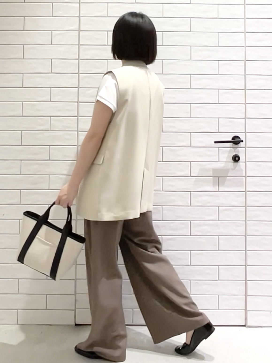 しおりさんの「OPAQUE.CLIP｜金ボタンダブルブレストテーラードジレ／セットアップ対応【洗える】《S～LL》」を使ったコーディネート
