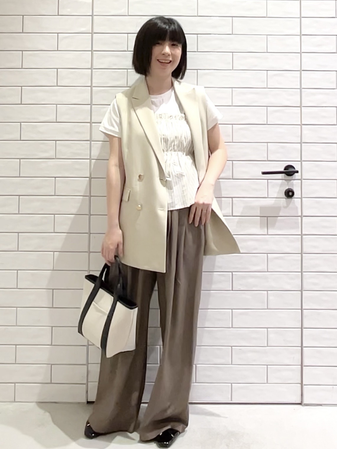 しおりさんの「OPAQUE.CLIP｜金ボタンダブルブレストテーラードジレ／セットアップ対応【洗える】《S～LL》」を使ったコーディネート