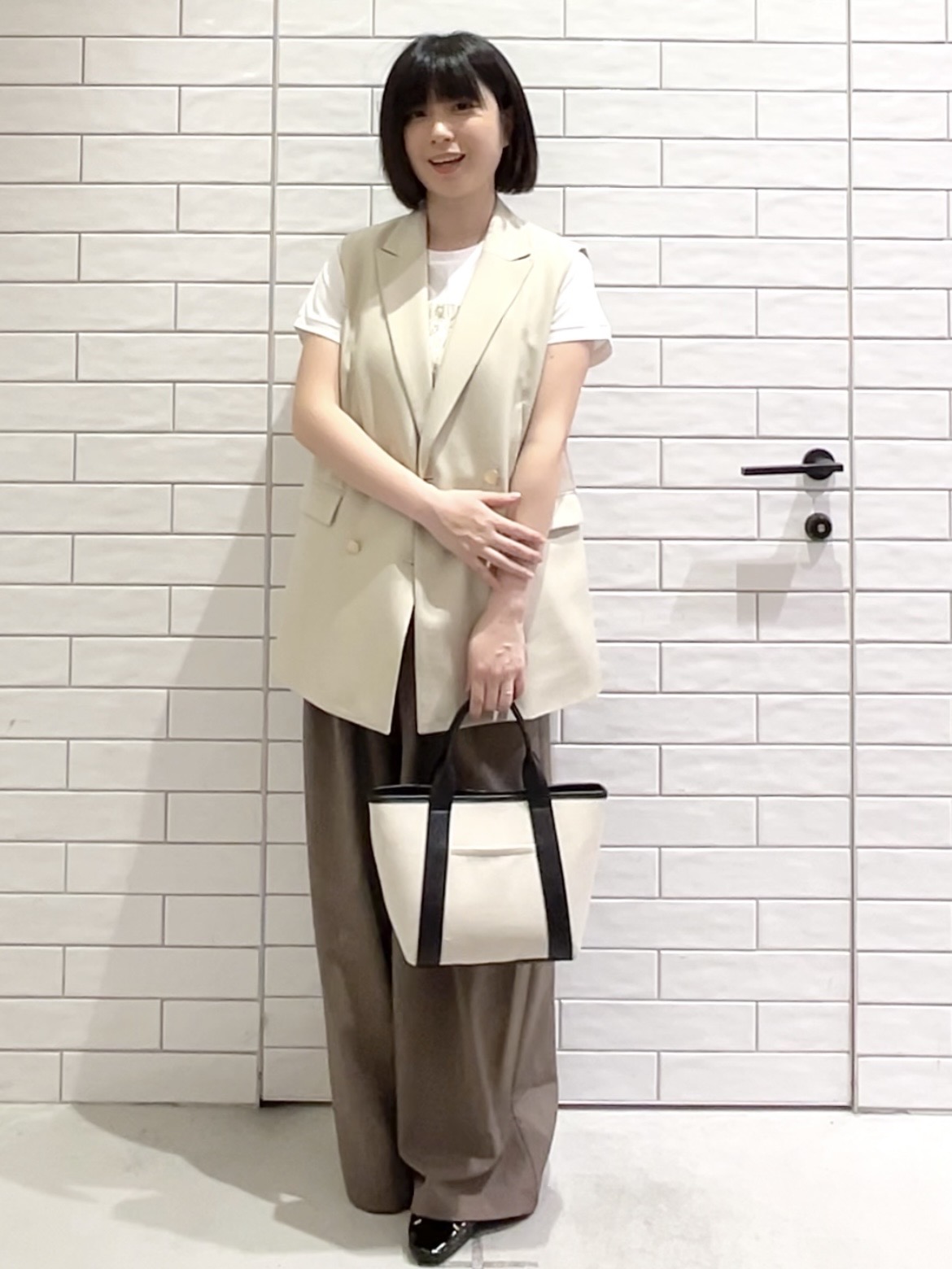 しおりさんの「OPAQUE.CLIP｜金ボタンダブルブレストテーラードジレ／セットアップ対応【洗える】《S～LL》」を使ったコーディネート