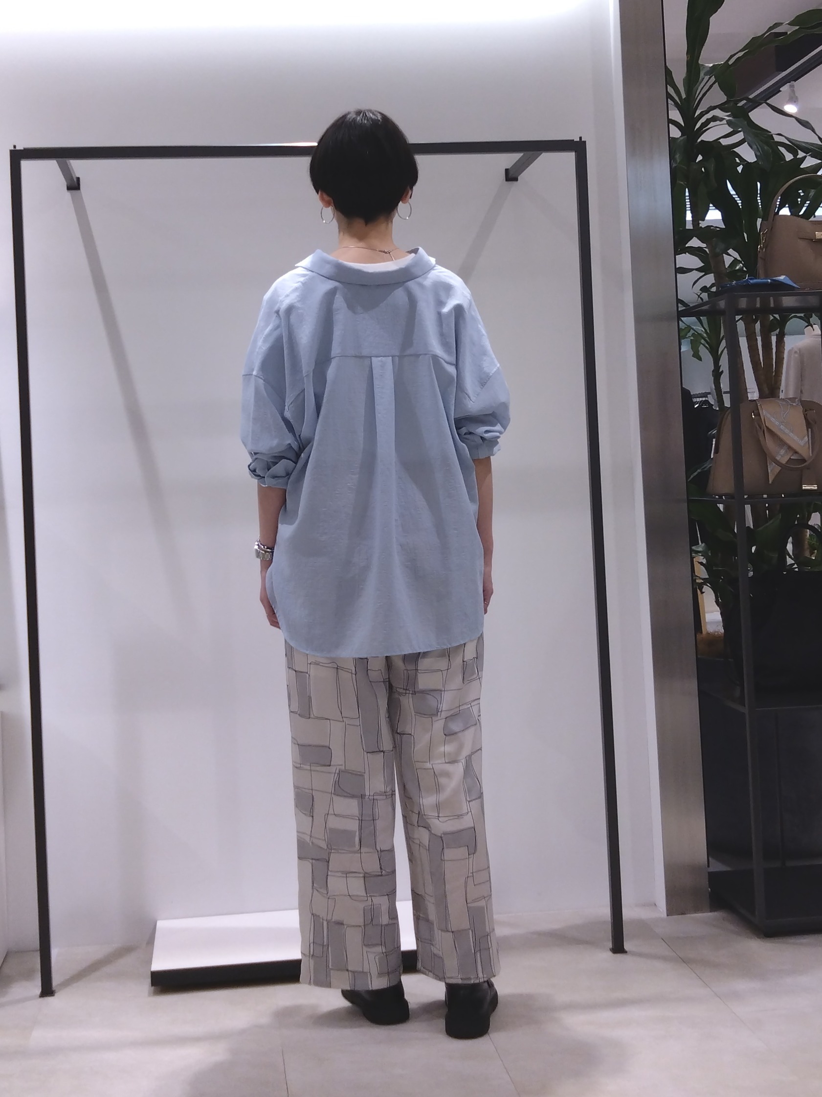 まちこさんの「UNTITLED｜◆【2WAY/マシンウォッシャブル】カシュクールデザインシャツ」を使ったコーディネート
