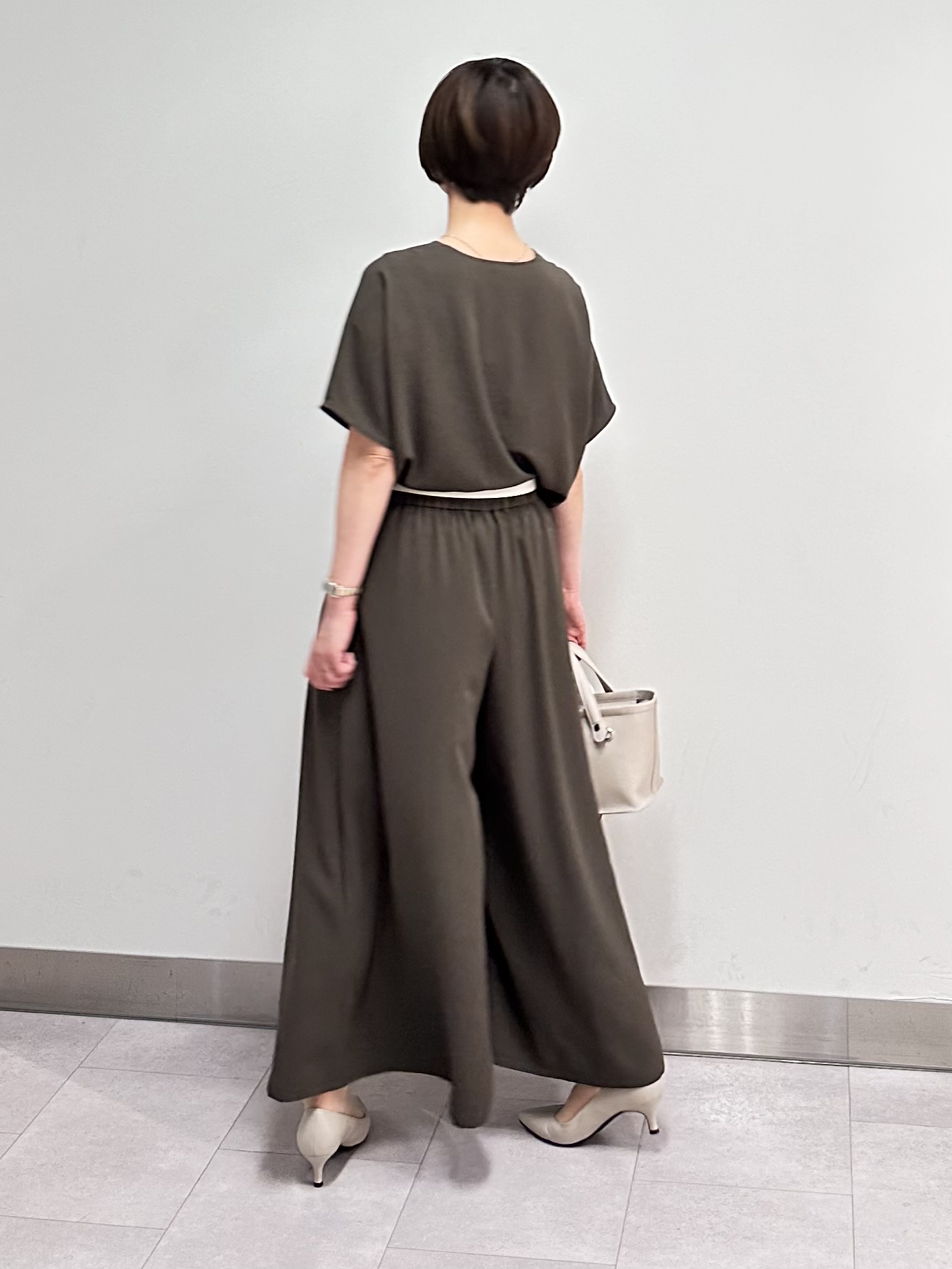 みなこさんの「UNTITLED｜【UV/接触冷感/セットアップ可】リラクシーキーVネックブラウス」を使ったコーディネート