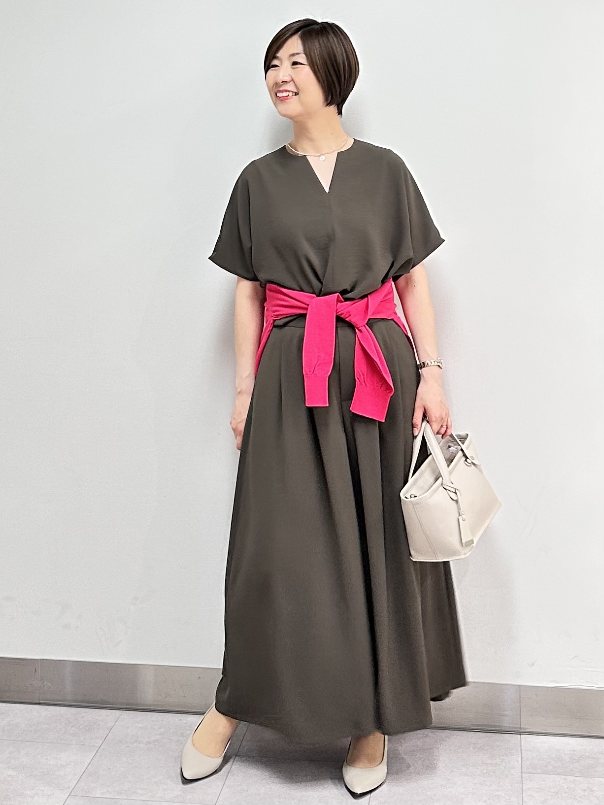 みなこさんの「UNTITLED｜【UV/接触冷感/セットアップ可】リラクシーキーVネックブラウス」を使ったコーディネート