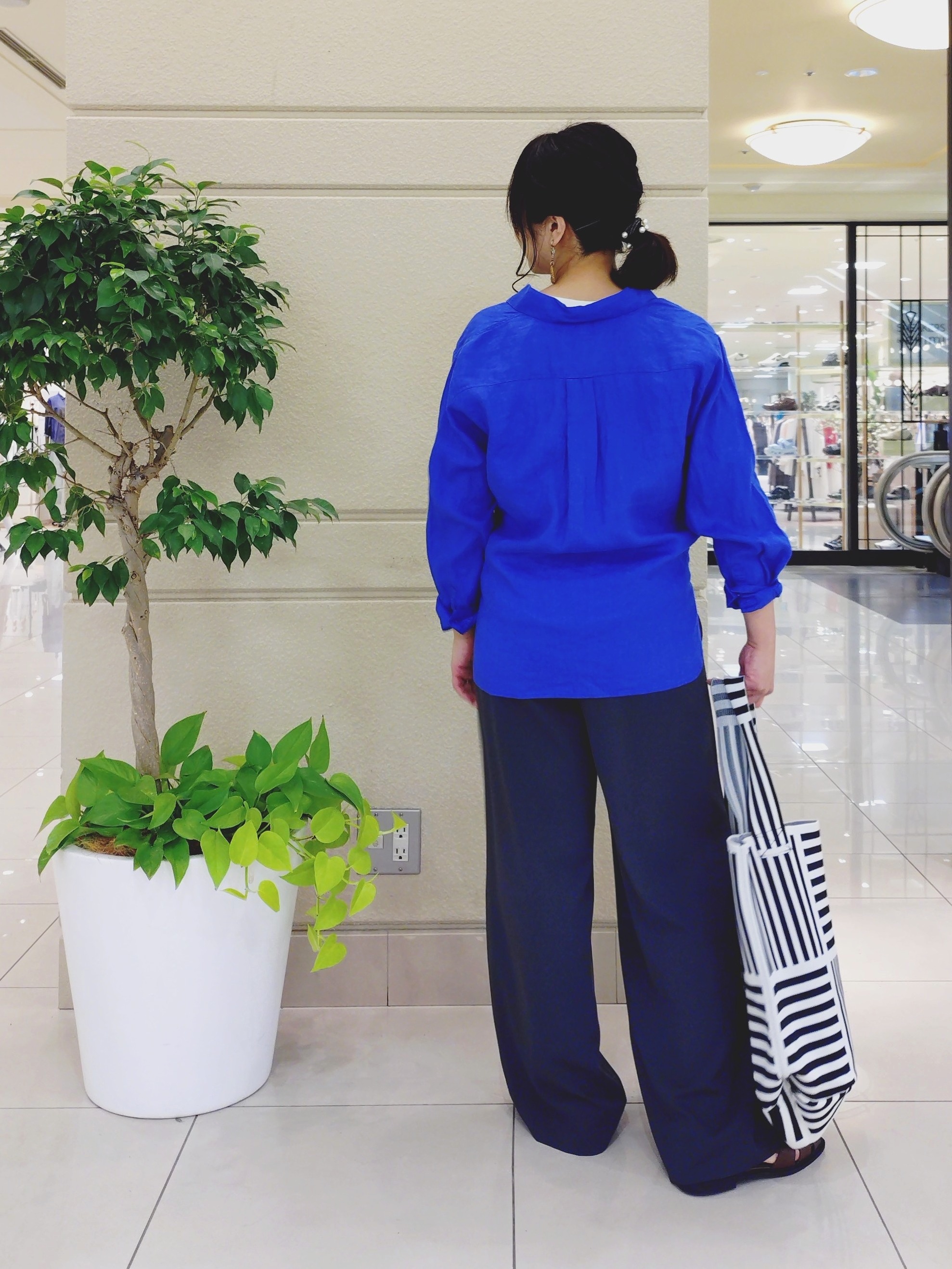 TOMOMIさんの「INDIVI｜【選べる柄／WEB限定カラー】ビッグニットバッグ」を使ったコーディネート