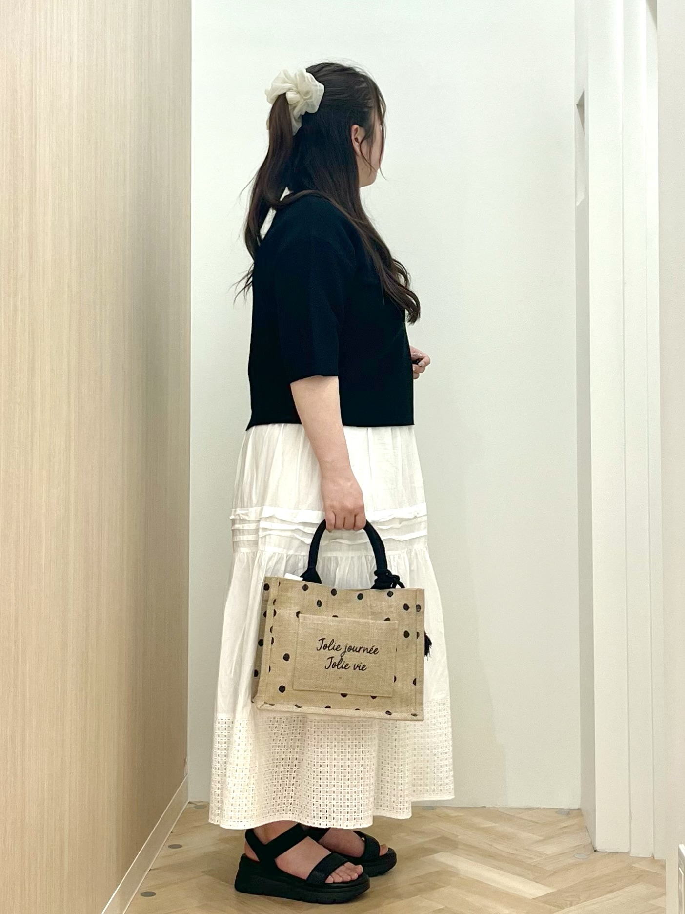 akariさんの「grove｜【洗濯機OK】レイヤードにもおすすめ、軽やかクロップドニット」を使ったコーディネート