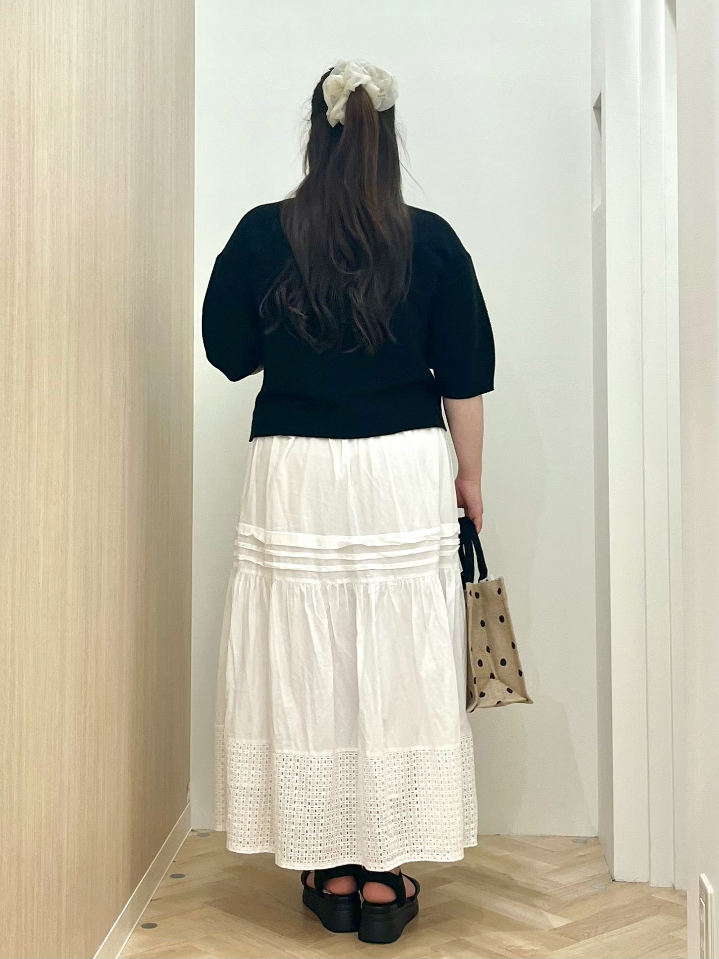 akariさんの「grove｜【洗濯機OK】レイヤードにもおすすめ、軽やかクロップドニット」を使ったコーディネート