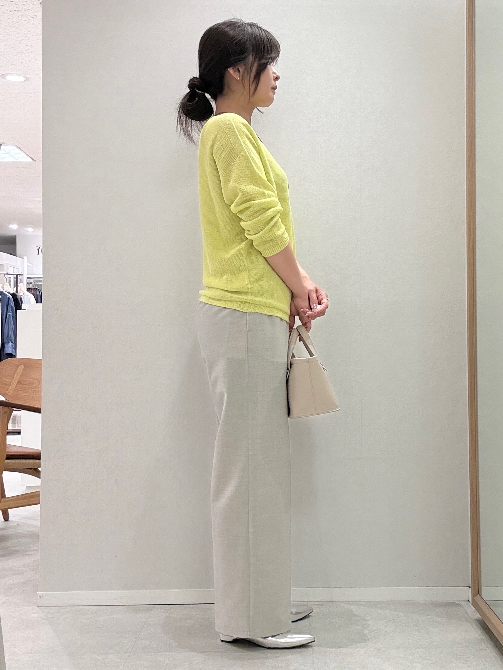 hitomiさんの「UNTITLED｜【8色展開/程よい透け感】ドライタッチボートネックニット」を使ったコーディネート