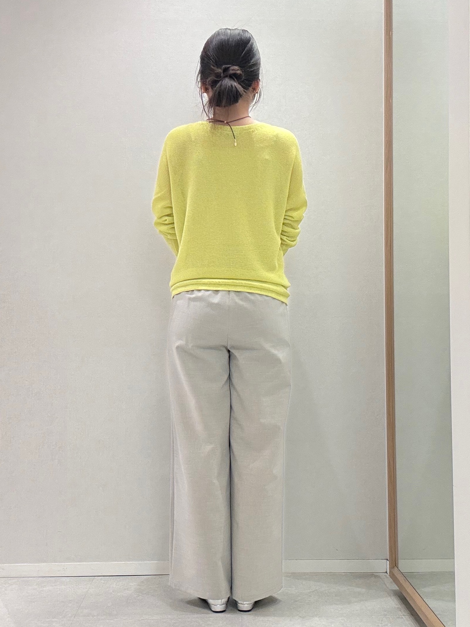 hitomiさんの「UNTITLED｜【8色展開/程よい透け感】ドライタッチボートネックニット」を使ったコーディネート