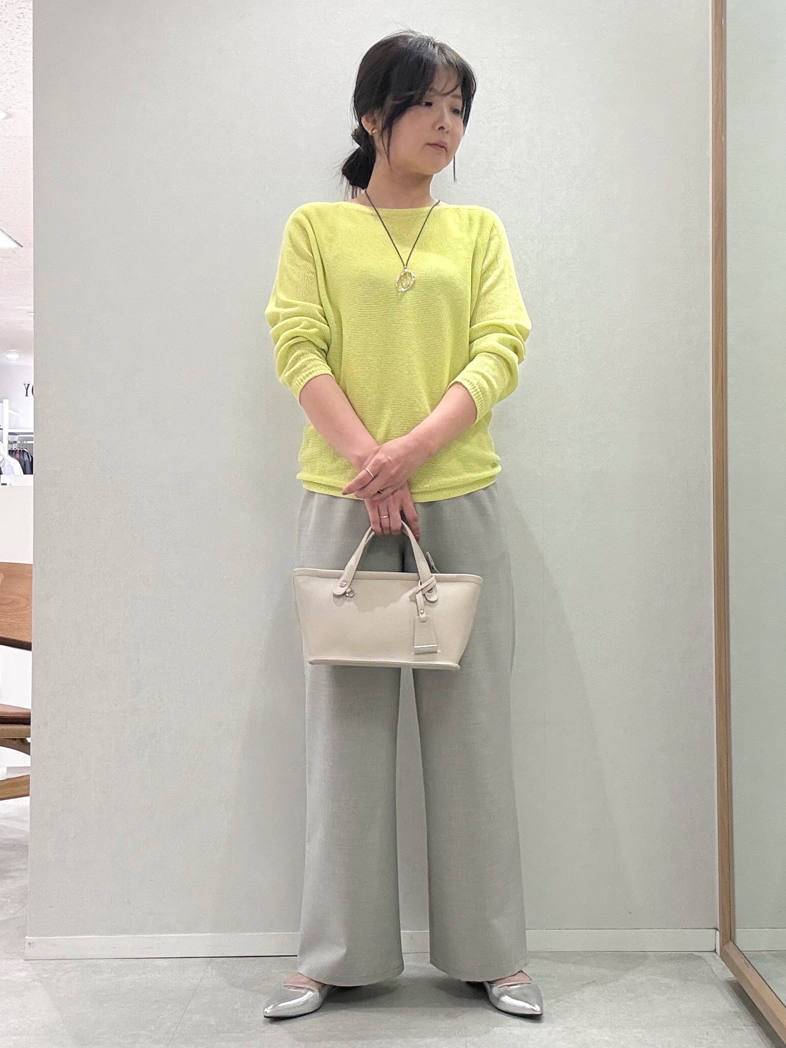 hitomiさんの「UNTITLED｜【8色展開/程よい透け感】ドライタッチボートネックニット」を使ったコーディネート