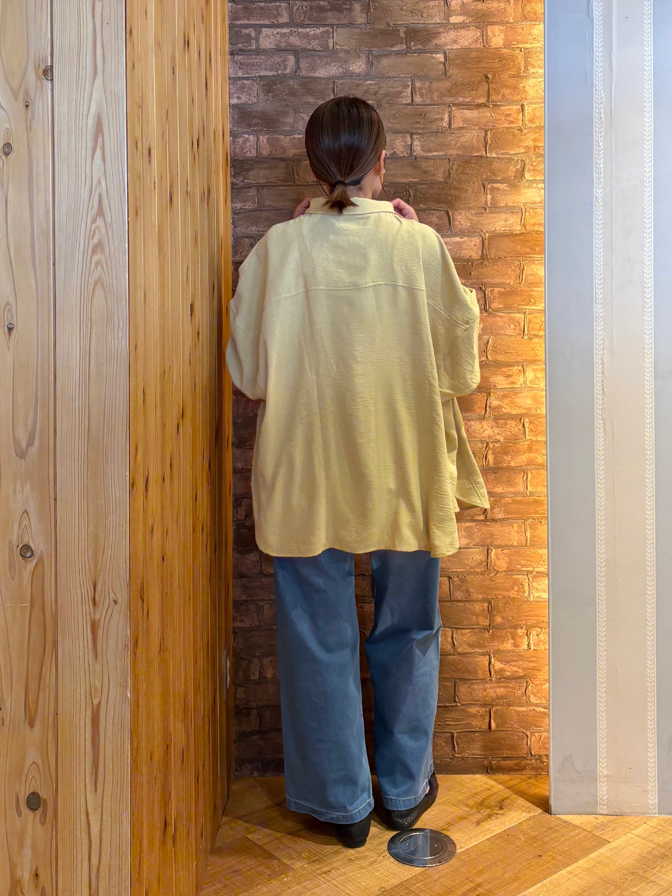 mieさんの「SHOO･LA･RUE｜【高レビュー/洗濯後しわになりにくい/体型カバー】きちんとゆるっと 大人の抜け感 ポンチョ風カラーシ」を使ったコーディネート