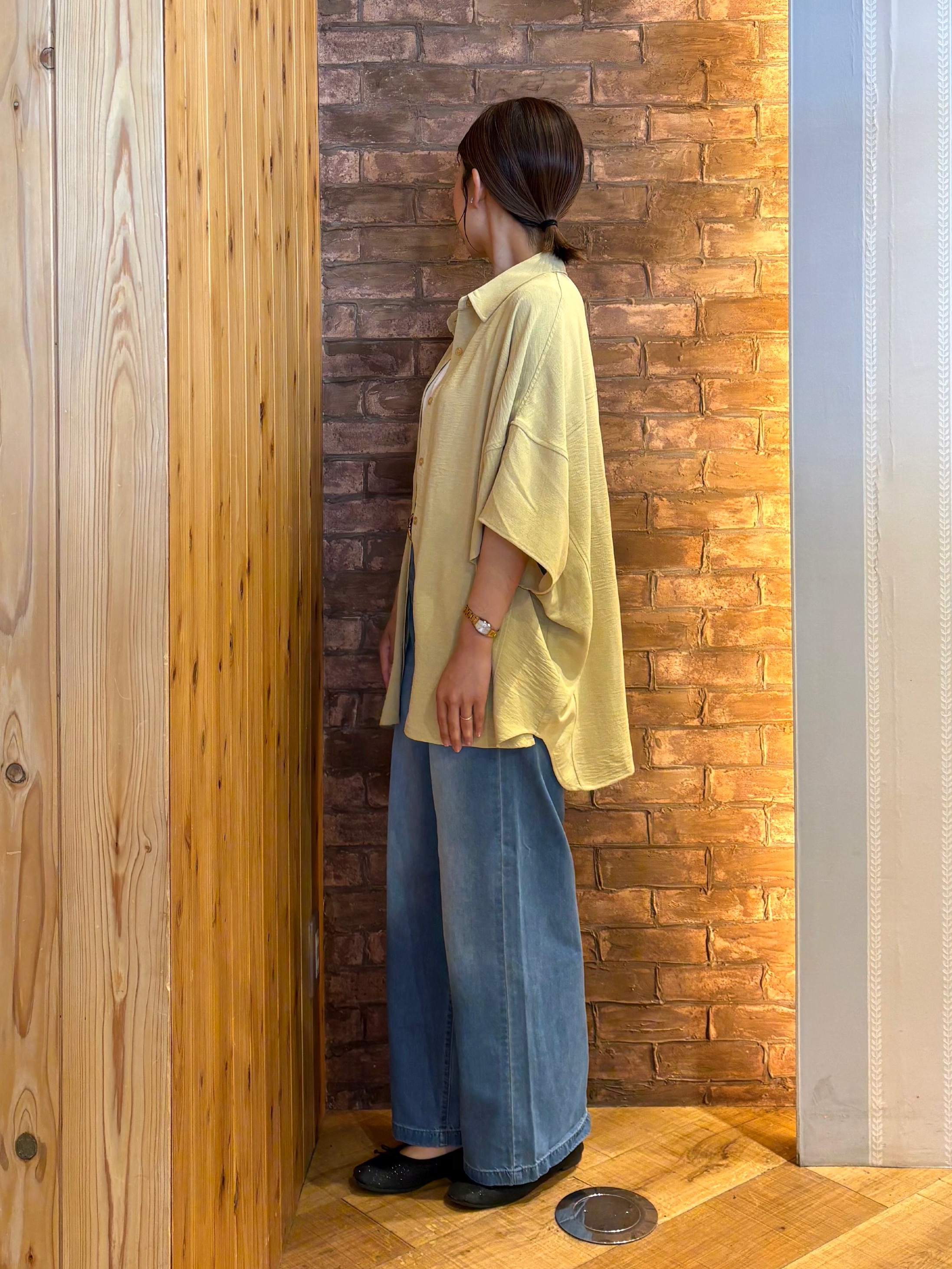 mieさんの「SHOO･LA･RUE｜【高レビュー/洗濯後しわになりにくい/体型カバー】きちんとゆるっと 大人の抜け感 ポンチョ風カラーシ」を使ったコーディネート