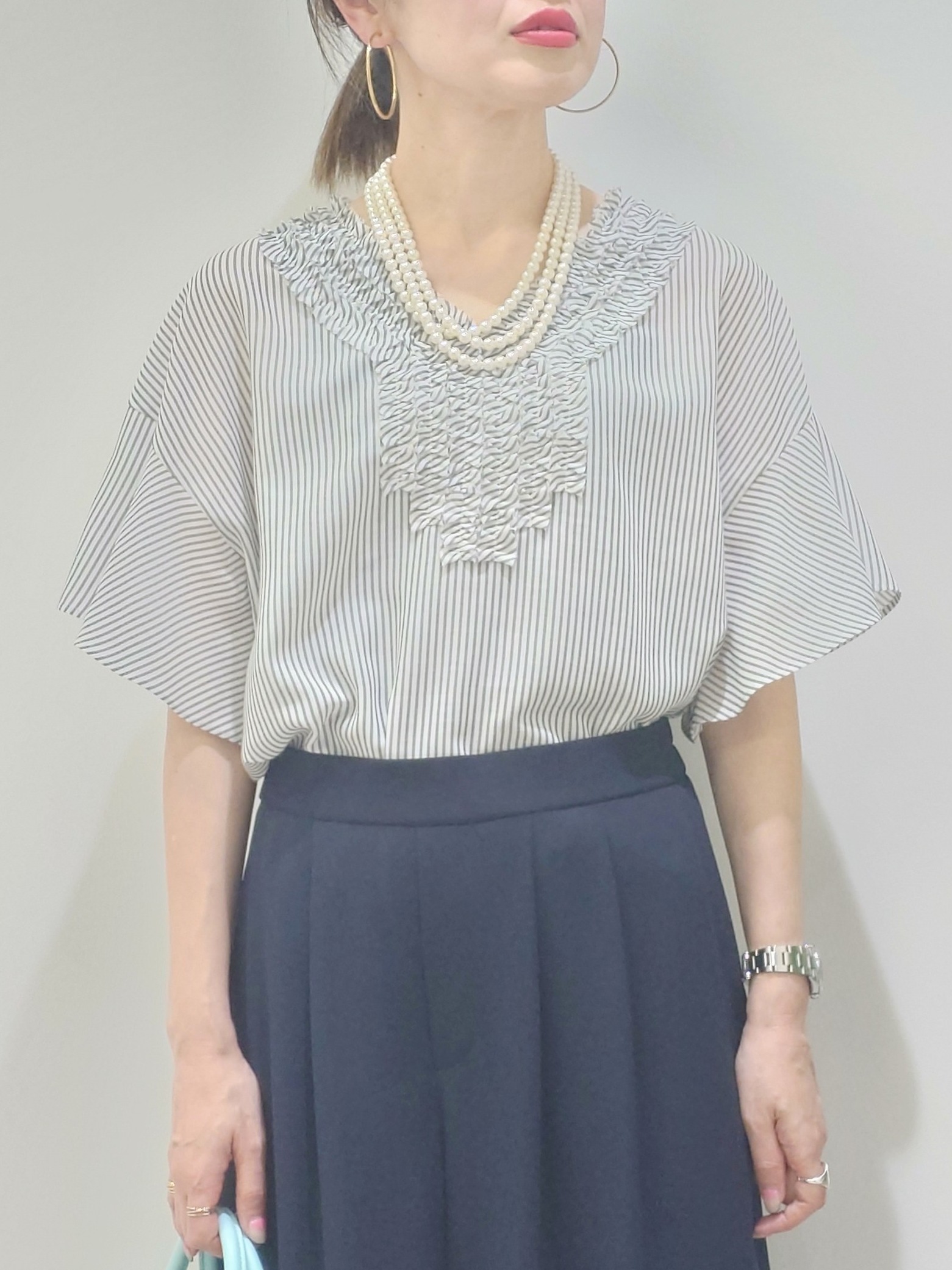 MUTSUKOさんの「UNTITLED｜【接触冷感/通気性/洗える】Vネックフリルブラウス」を使ったコーディネート