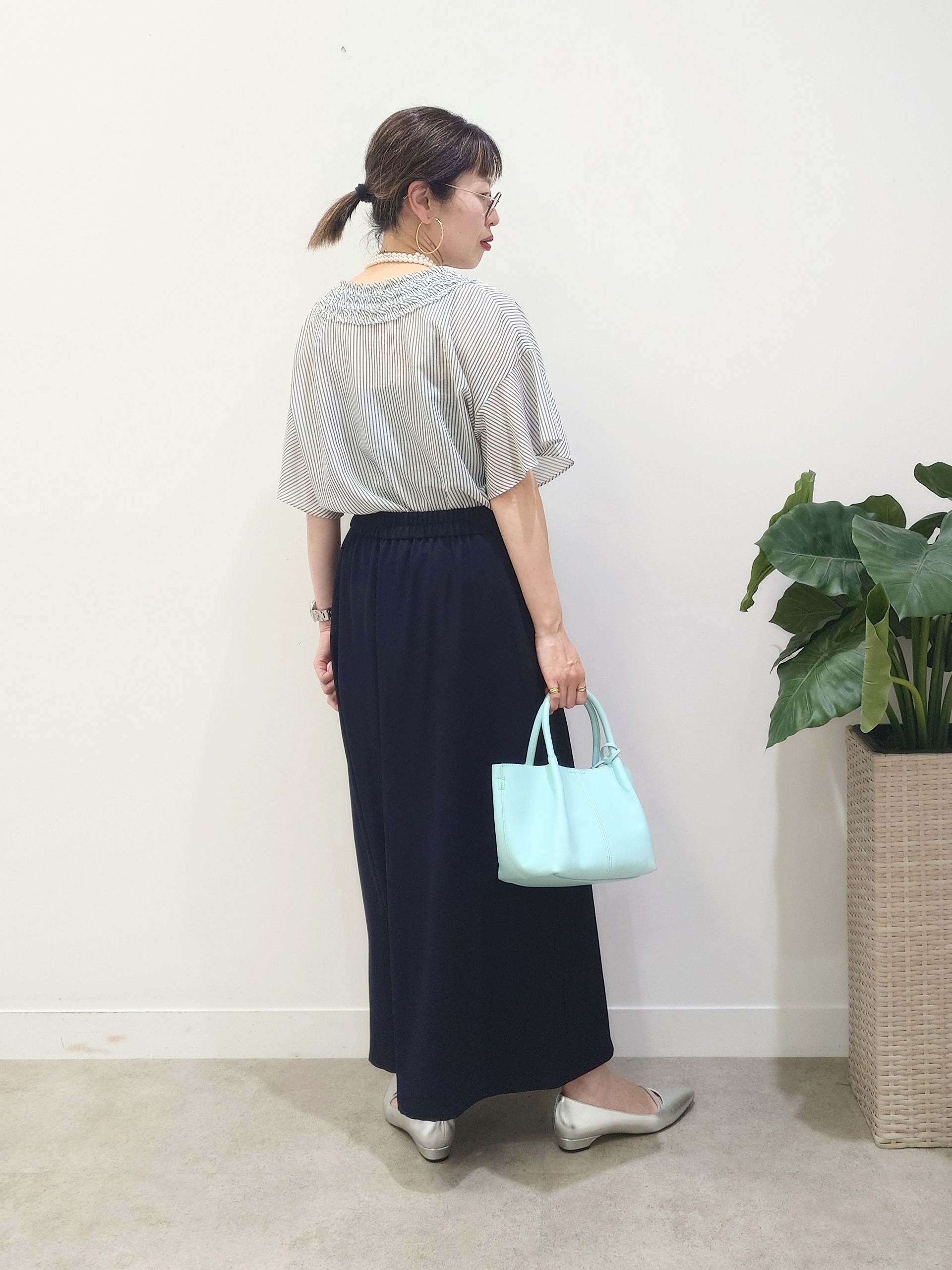 MUTSUKOさんの「UNTITLED｜【接触冷感/通気性/洗える】Vネックフリルブラウス」を使ったコーディネート