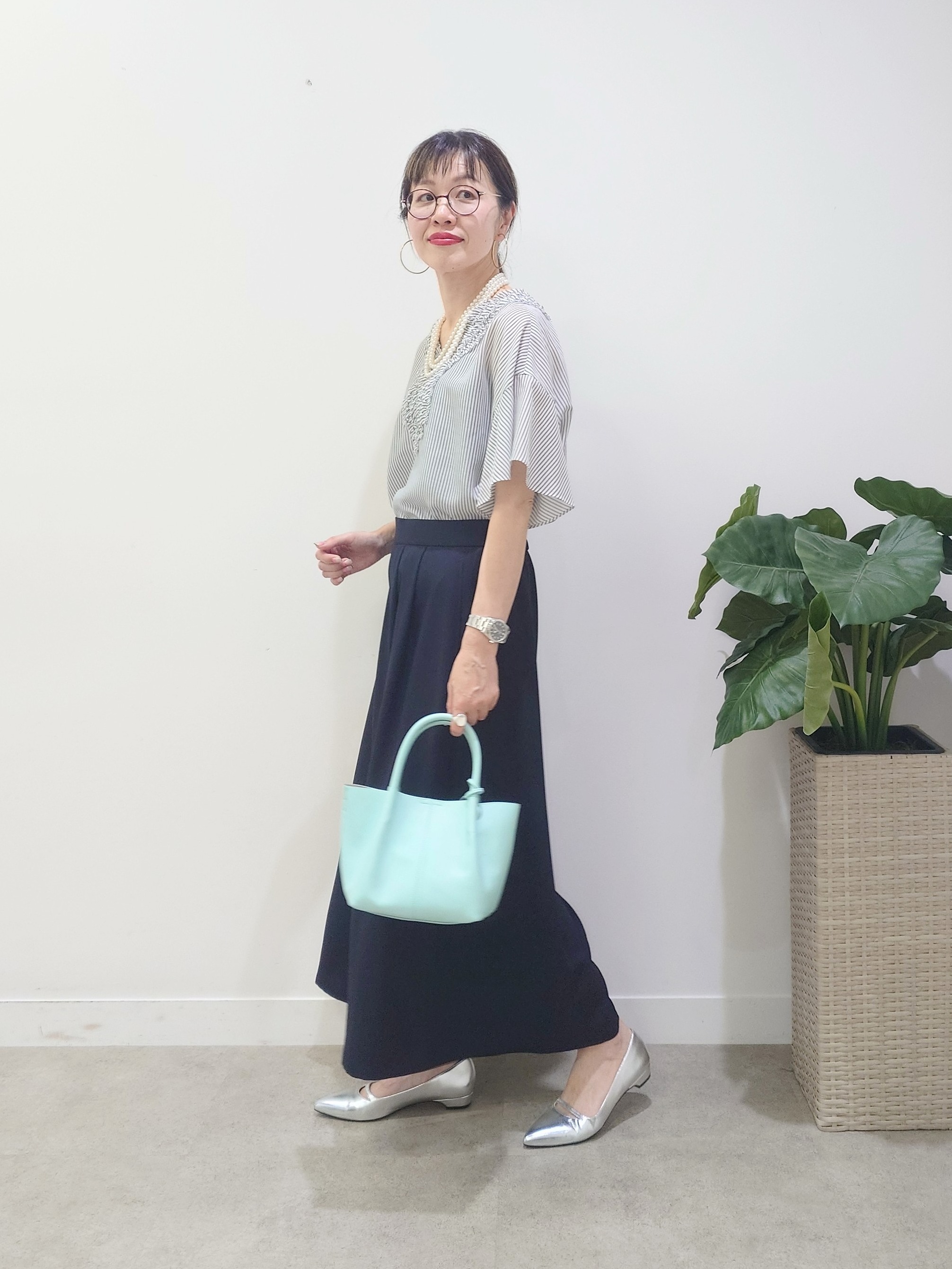 MUTSUKOさんの「UNTITLED｜【接触冷感/通気性/洗える】Vネックフリルブラウス」を使ったコーディネート