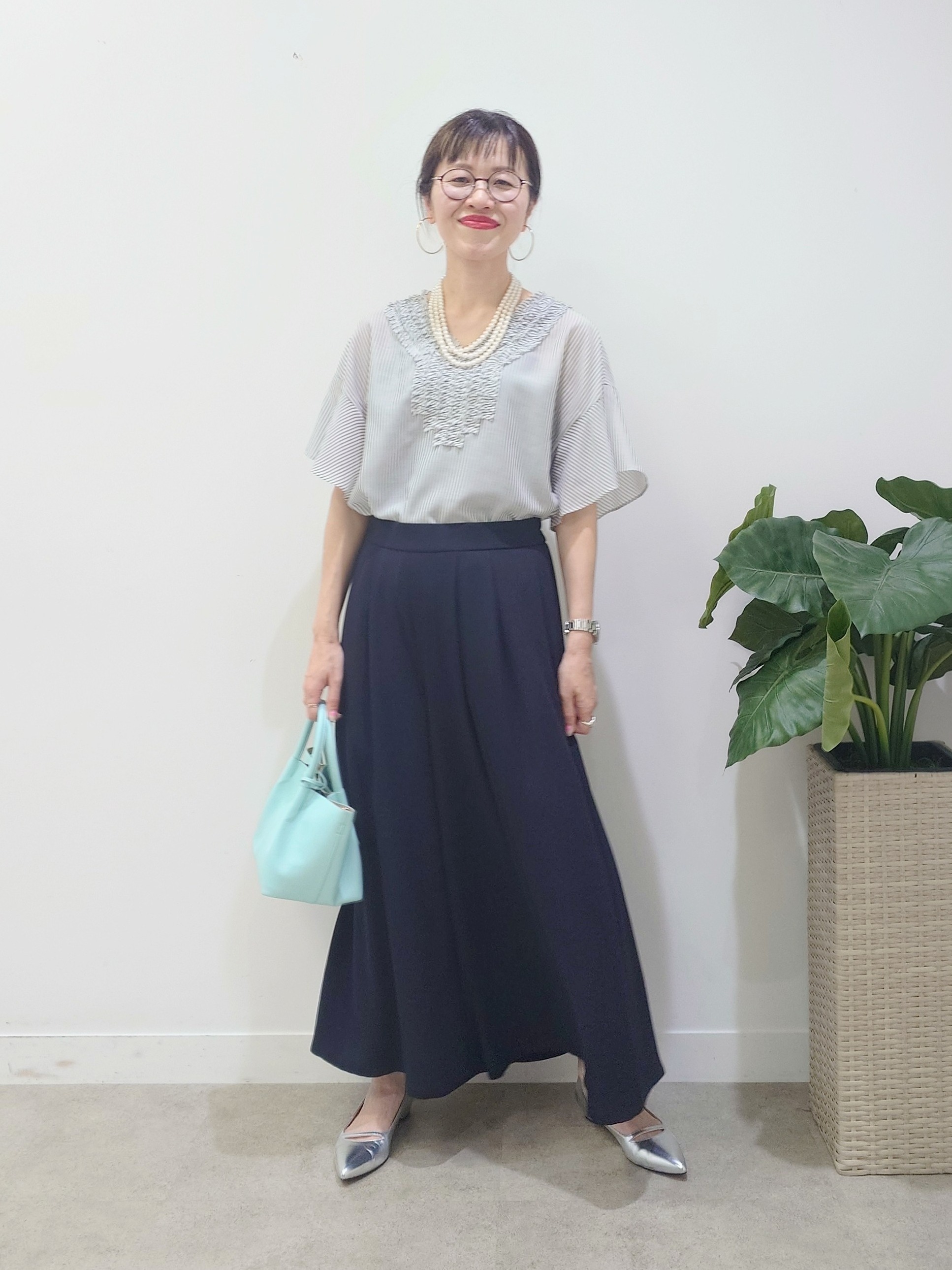 MUTSUKOさんの「UNTITLED｜【接触冷感/通気性/洗える】Vネックフリルブラウス」を使ったコーディネート