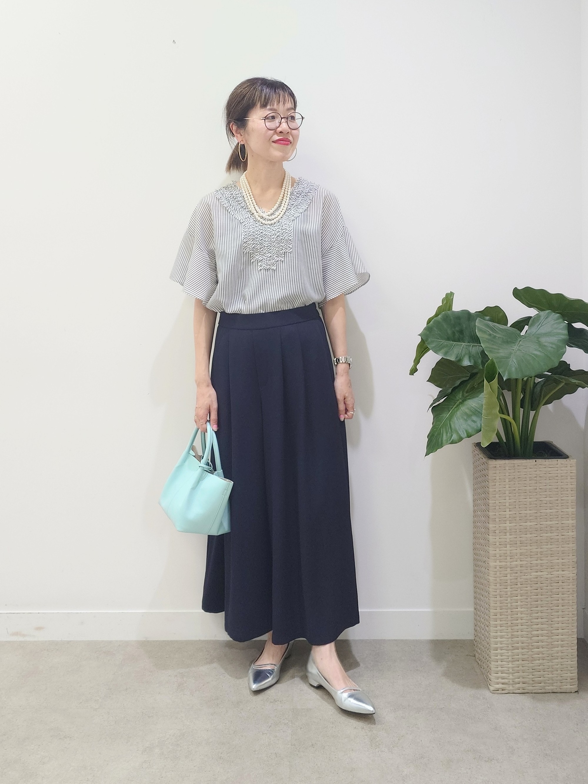 MUTSUKOさんの「UNTITLED｜【接触冷感/通気性/洗える】Vネックフリルブラウス」を使ったコーディネート