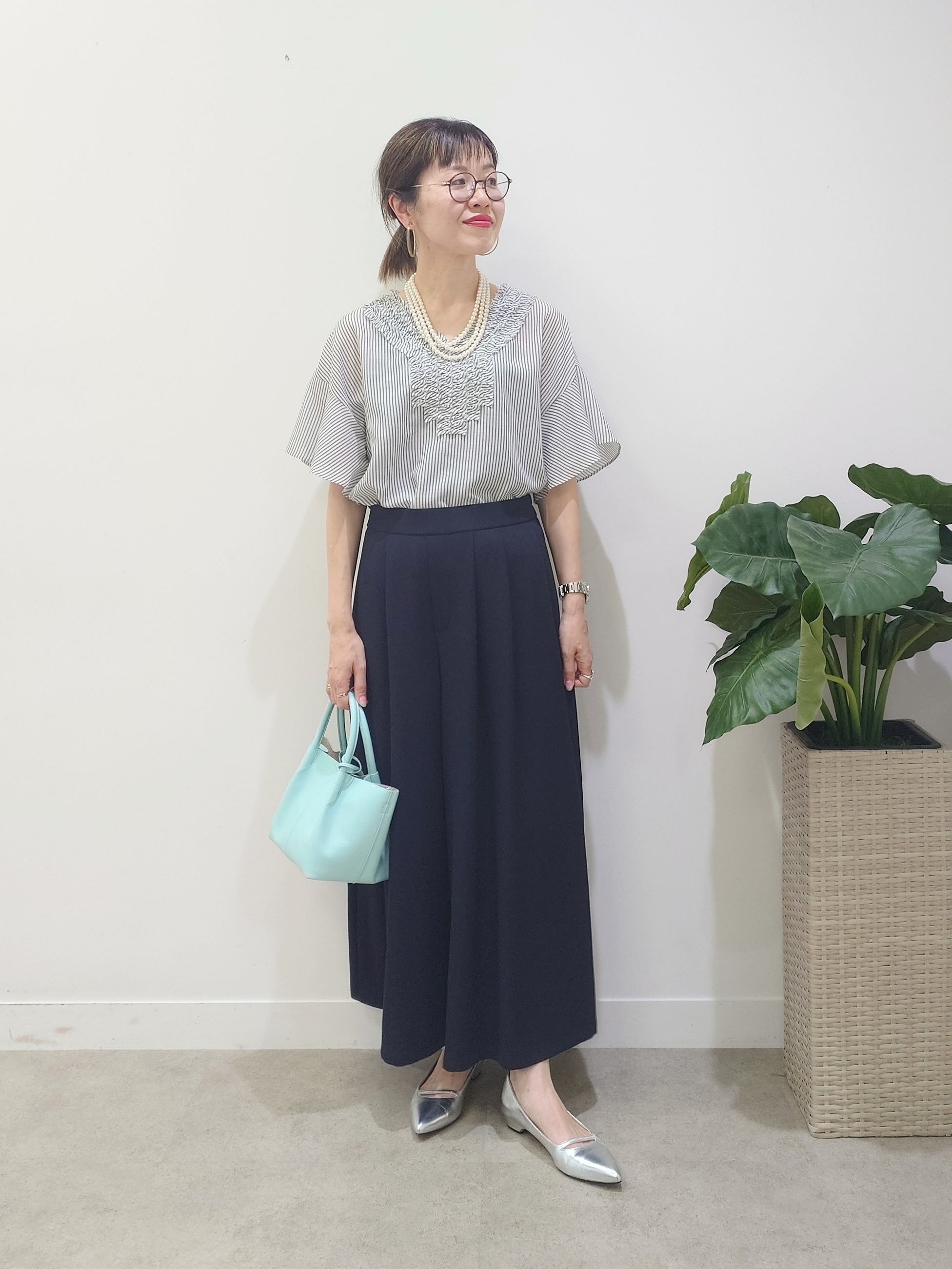 MUTSUKOさんの「UNTITLED｜【接触冷感/通気性/洗える】Vネックフリルブラウス」を使ったコーディネート