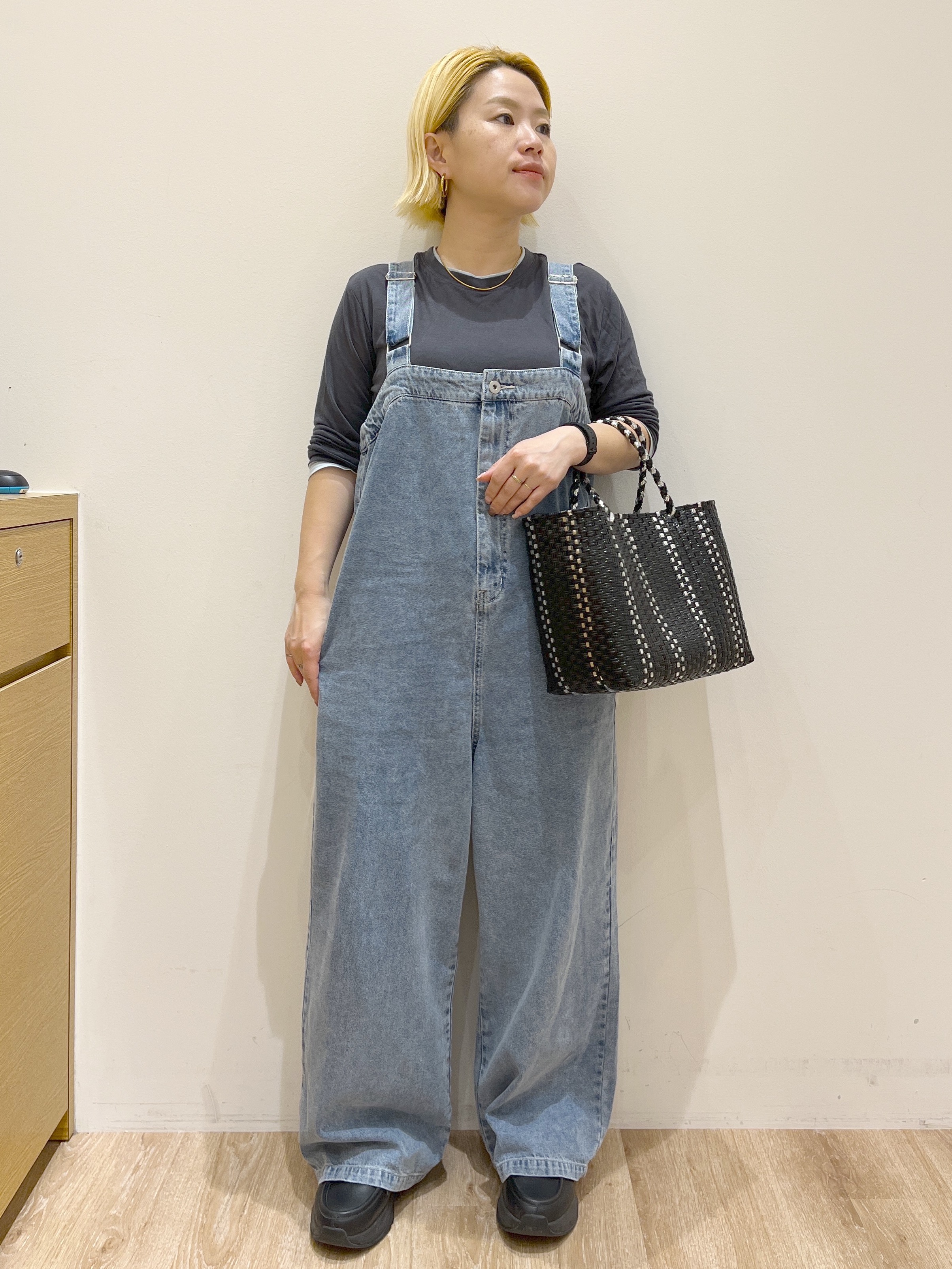 くーみーさんの「OPAQUE.CLIP｜配色レイヤードロングスリーブTシャツ【洗える】」を使ったコーディネート