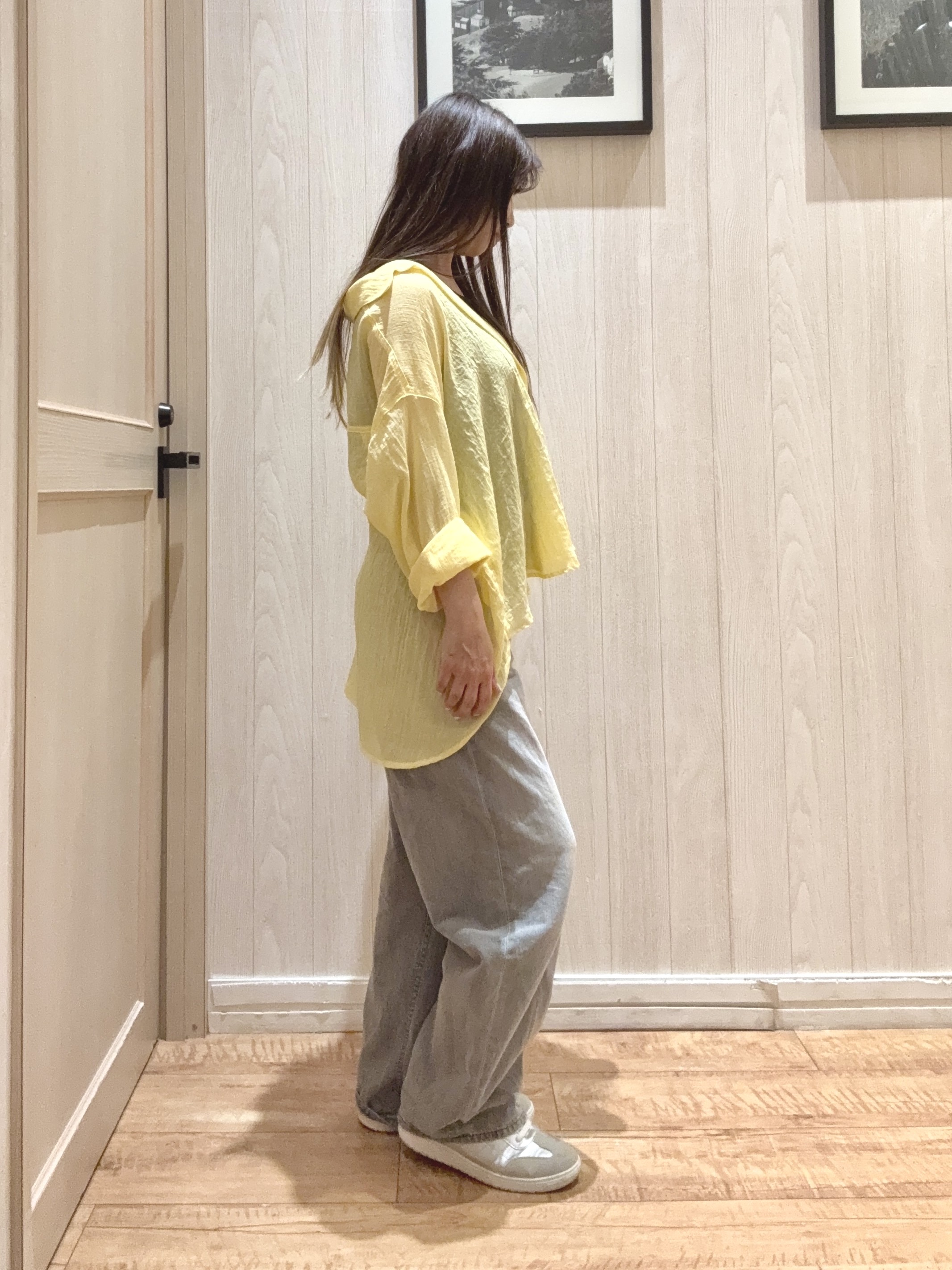 COSさんの「SHOO･LA･RUE｜【UVカット/接触冷感】上品に涼し気 とろみタックノースリーブトップス」を使ったコーディネート