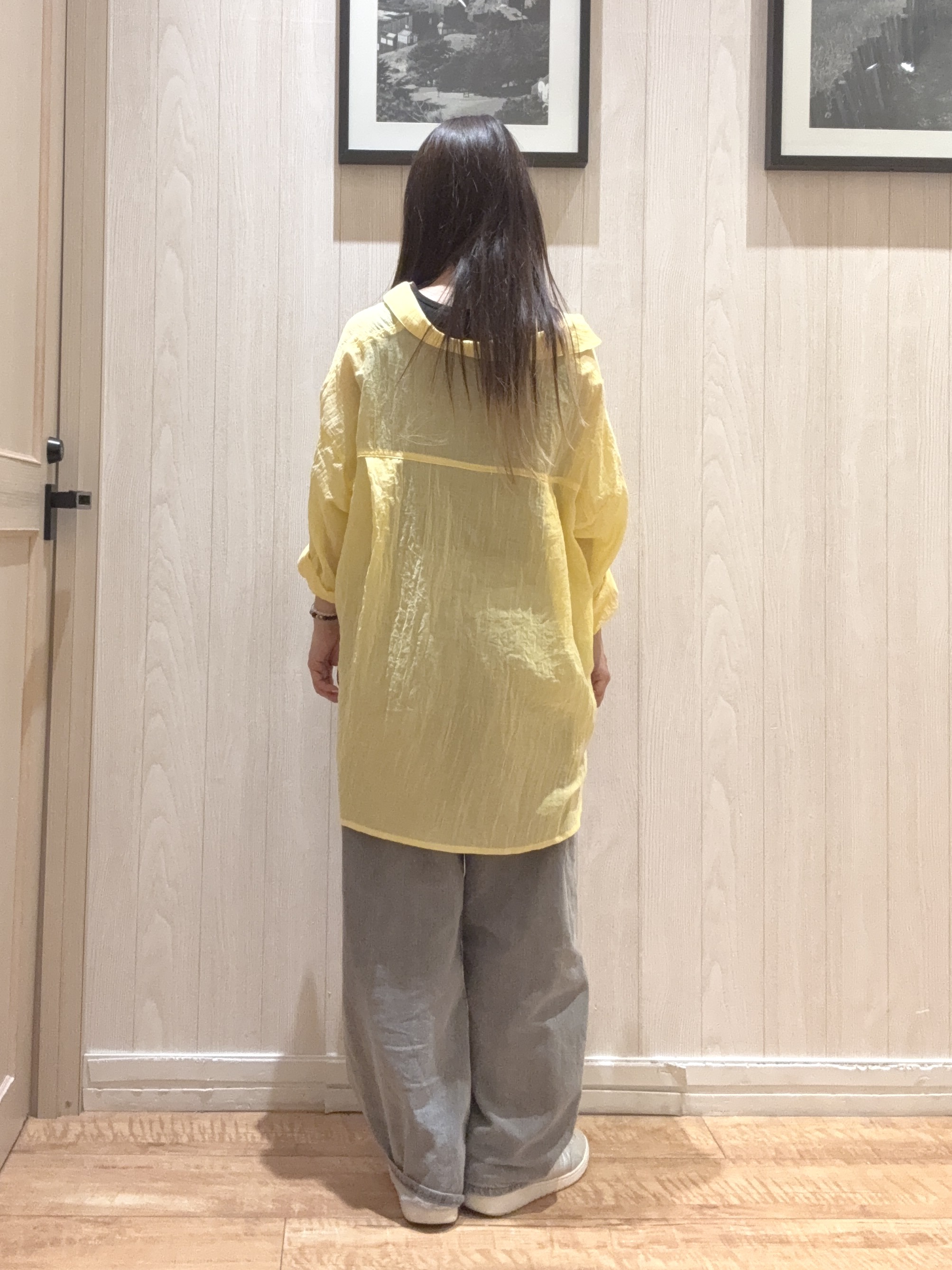 COSさんの「SHOO･LA･RUE｜【UVカット/接触冷感】上品に涼し気 とろみタックノースリーブトップス」を使ったコーディネート