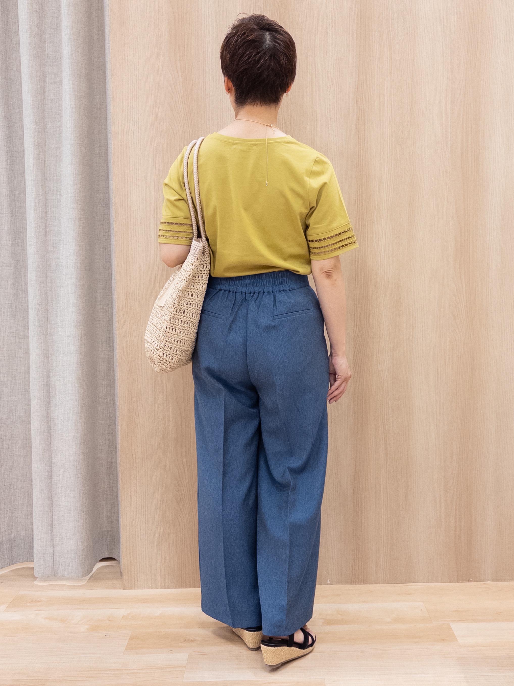 シュウコさんの「grove｜【二の腕カバー/UV】袖口透かし刺繍Tシャツ」を使ったコーディネート