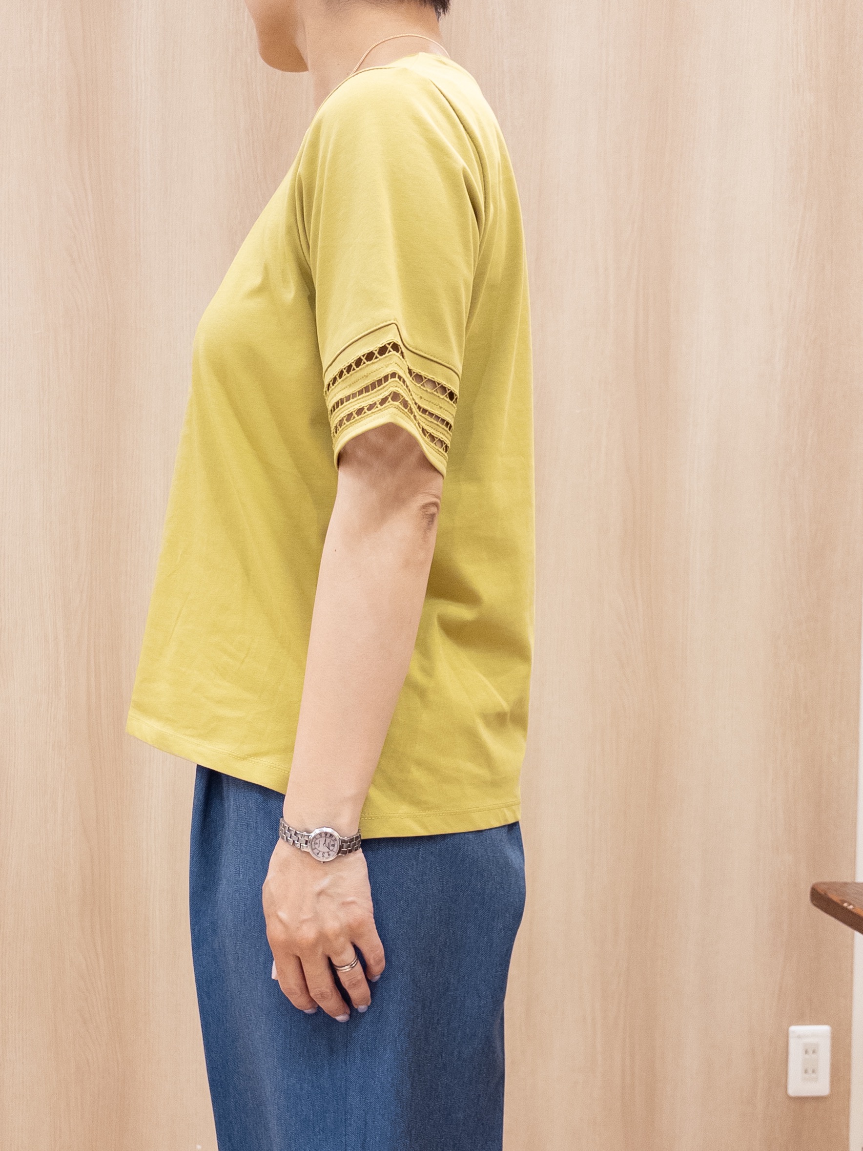 シュウコさんの「grove｜【二の腕カバー/UV】袖口透かし刺繍Tシャツ」を使ったコーディネート