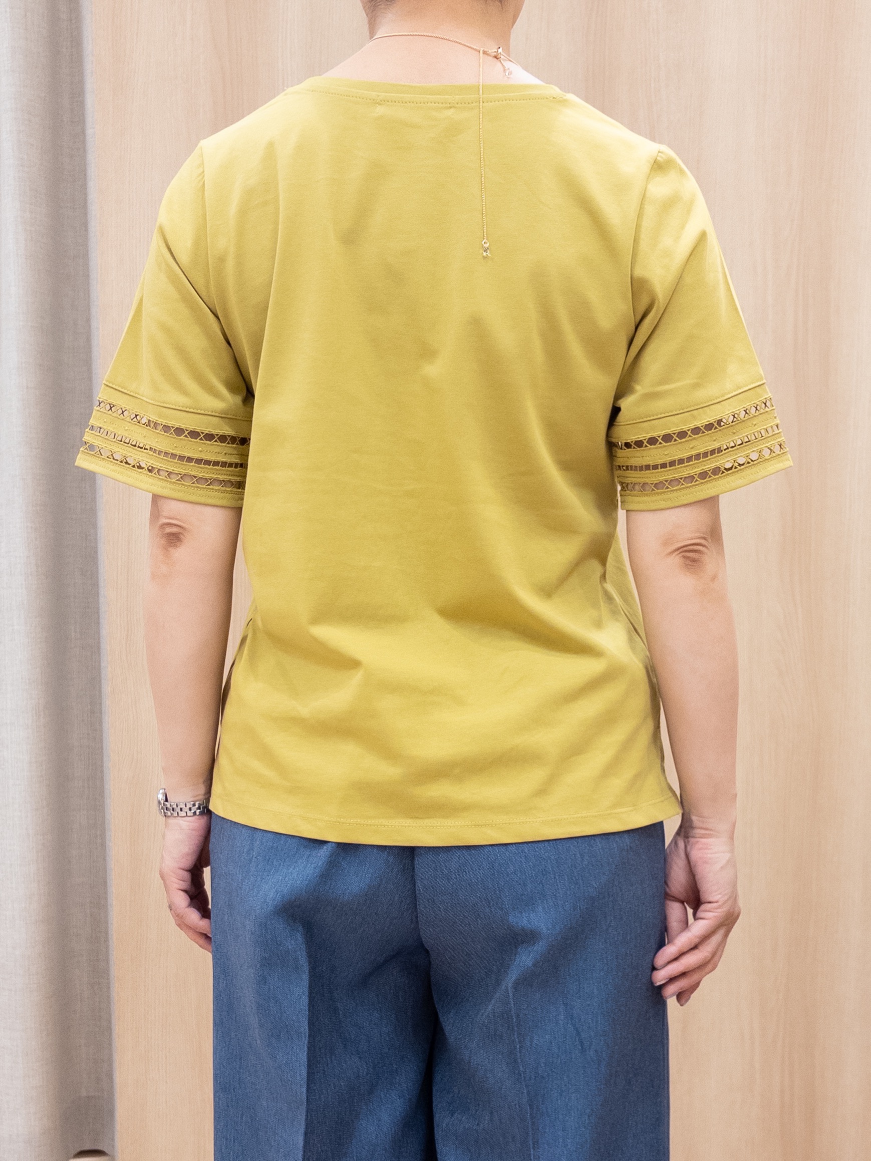 シュウコさんの「grove｜【二の腕カバー/UV】袖口透かし刺繍Tシャツ」を使ったコーディネート