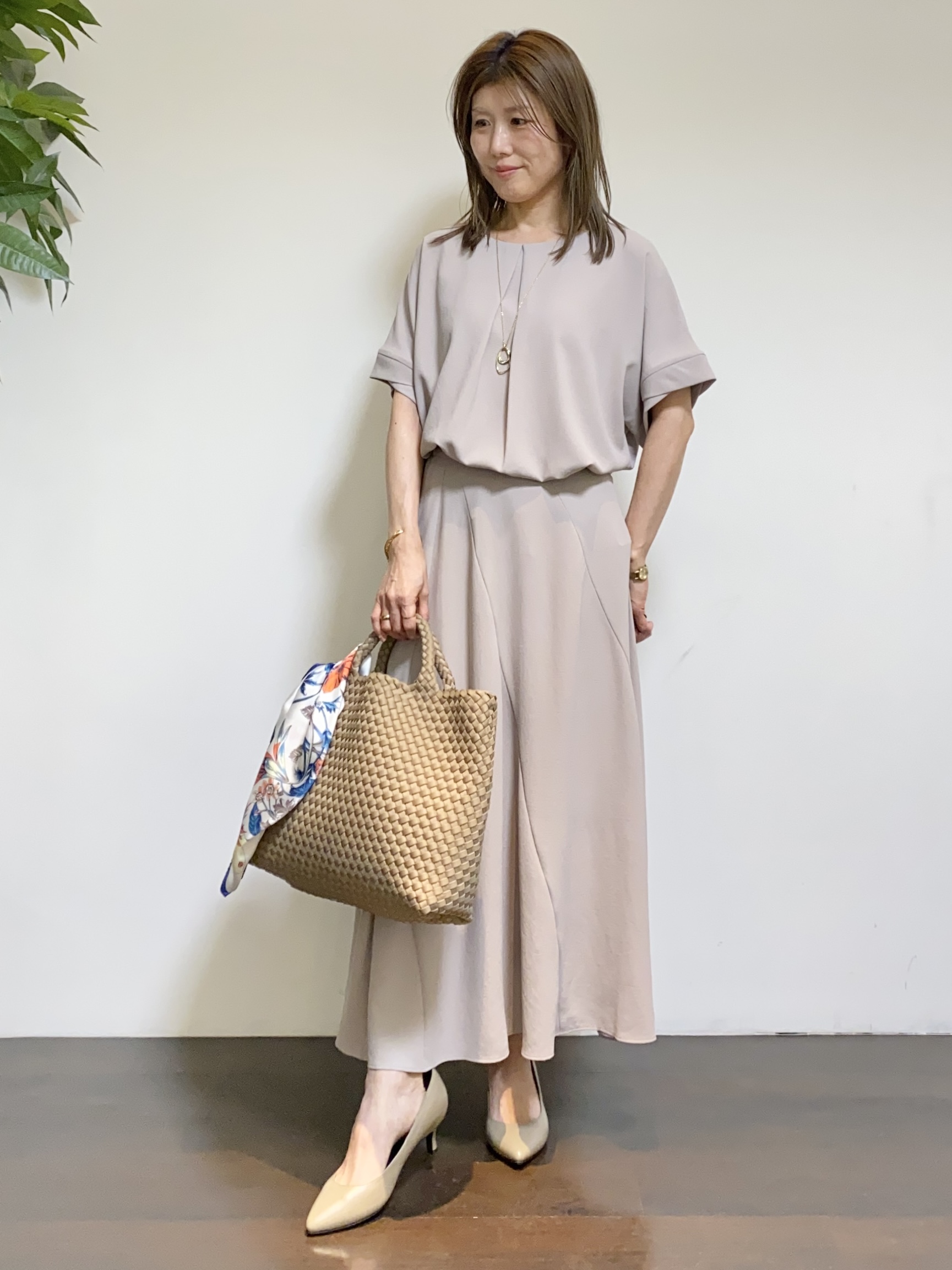 tomoさんの「UNTITLED｜【セットアップ可/UVカット/前後2WAY】リラクシーフレンチスリーブブラウス」を使ったコーディネート