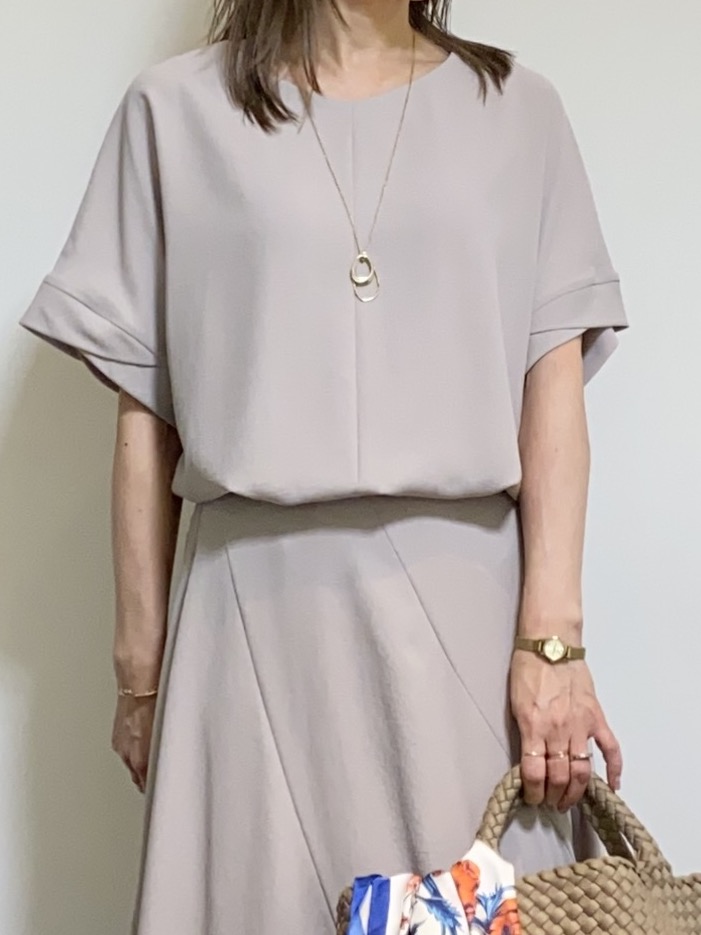 tomoさんの「UNTITLED｜【セットアップ可/UVカット/前後2WAY】リラクシーフレンチスリーブブラウス」を使ったコーディネート