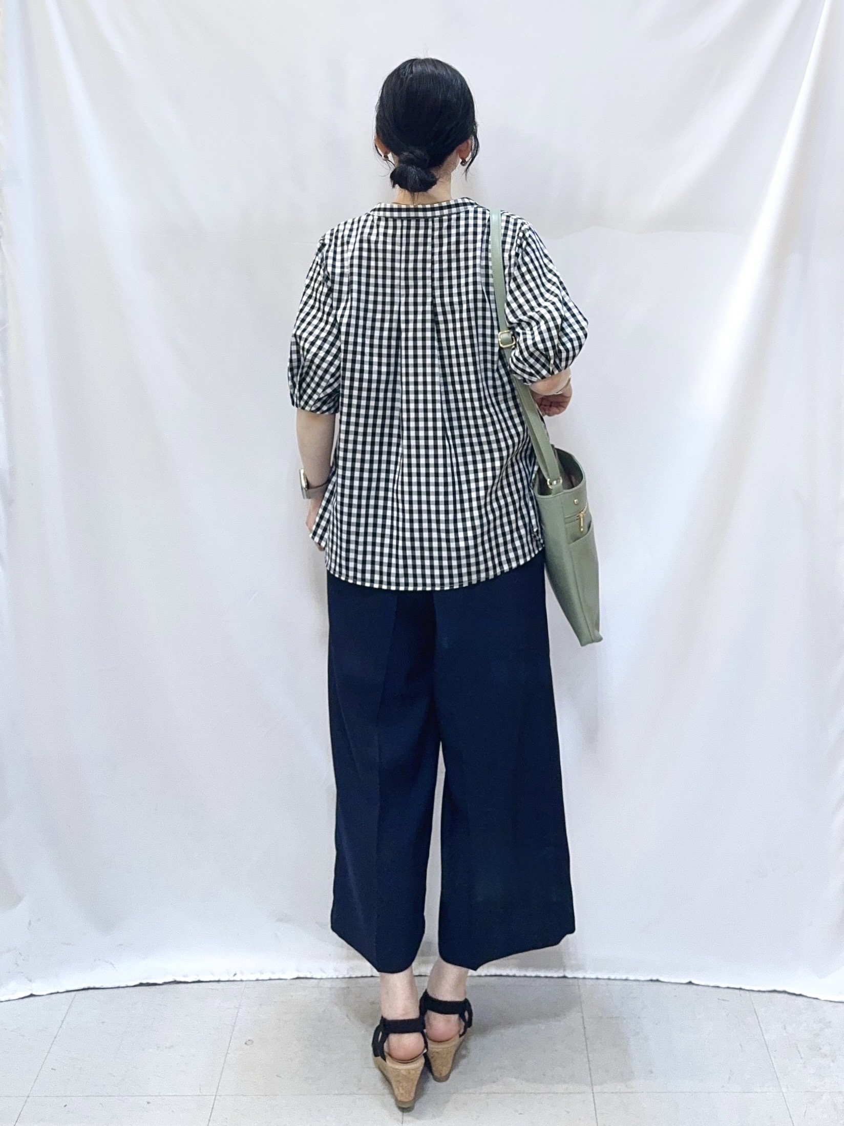 𝐇𝐢𝐫𝐨𝐦𝐢さんの「SHOO･LA･RUE｜【高レビュー/洗濯後しわになりにくい/インせず着られる】自然に体型カバー 麻調ペプラムブラウス」を使ったコーディネート