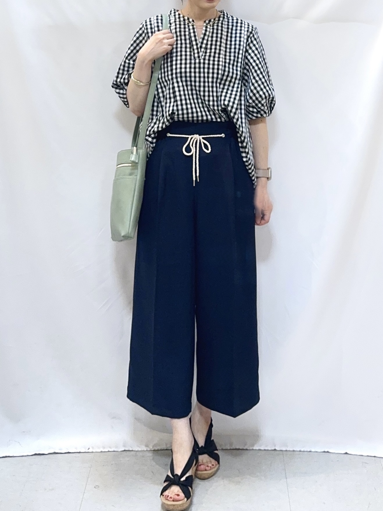 𝐇𝐢𝐫𝐨𝐦𝐢さんの「SHOO･LA･RUE｜【高レビュー/洗濯後しわになりにくい/インせず着られる】自然に体型カバー 麻調ペプラムブラウス」を使ったコーディネート