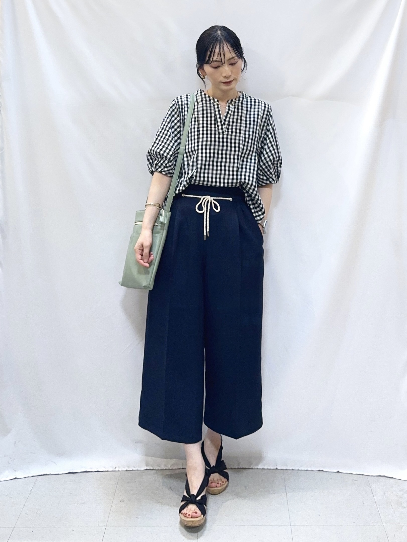 𝐇𝐢𝐫𝐨𝐦𝐢さんの「SHOO･LA･RUE｜【高レビュー/洗濯後しわになりにくい/インせず着られる】自然に体型カバー 麻調ペプラムブラウス」を使ったコーディネート