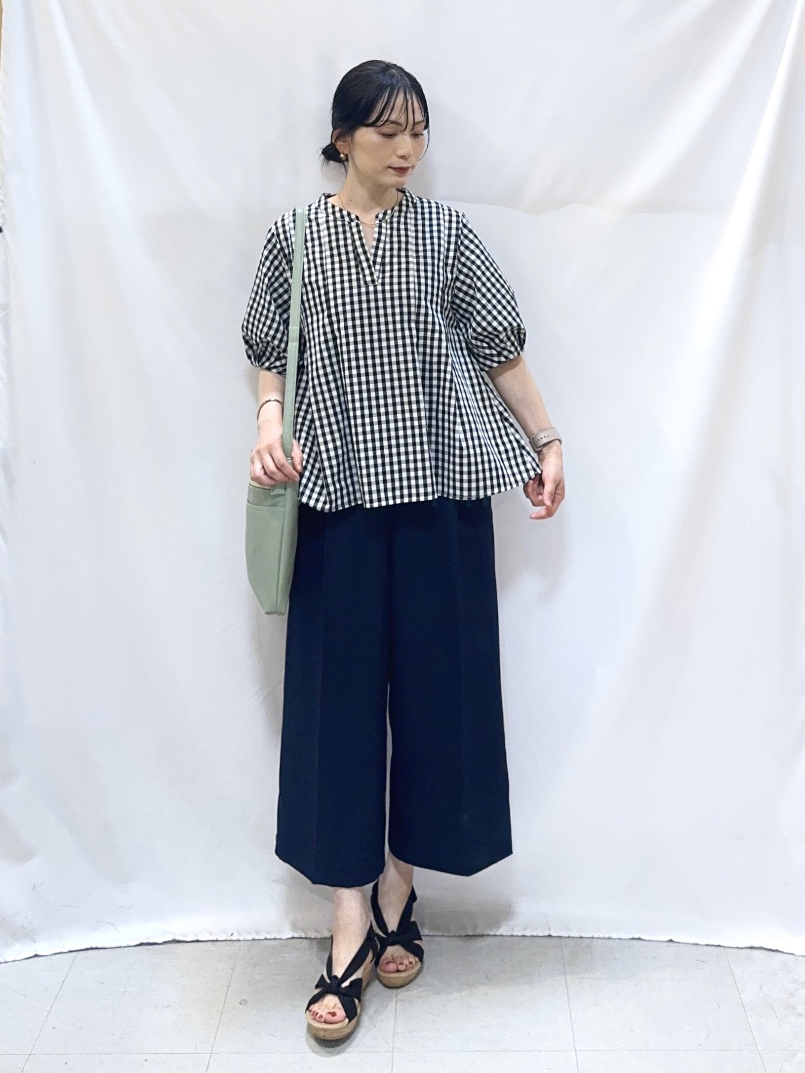 𝐇𝐢𝐫𝐨𝐦𝐢さんの「SHOO･LA･RUE｜【高レビュー/洗濯後しわになりにくい/インせず着られる】自然に体型カバー 麻調ペプラムブラウス」を使ったコーディネート