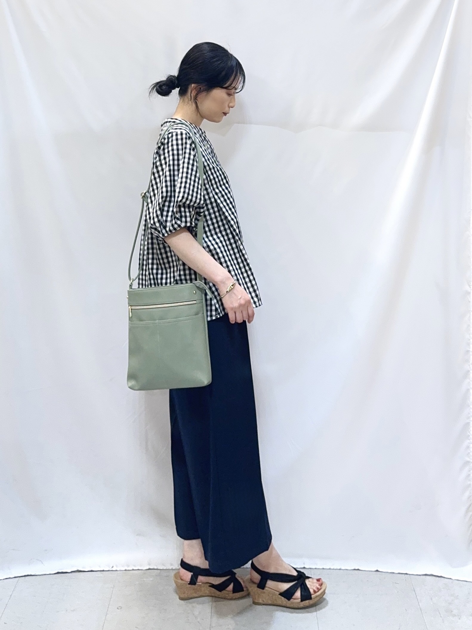 𝐇𝐢𝐫𝐨𝐦𝐢さんの「SHOO･LA･RUE｜【高レビュー/洗濯後しわになりにくい/インせず着られる】自然に体型カバー 麻調ペプラムブラウス」を使ったコーディネート