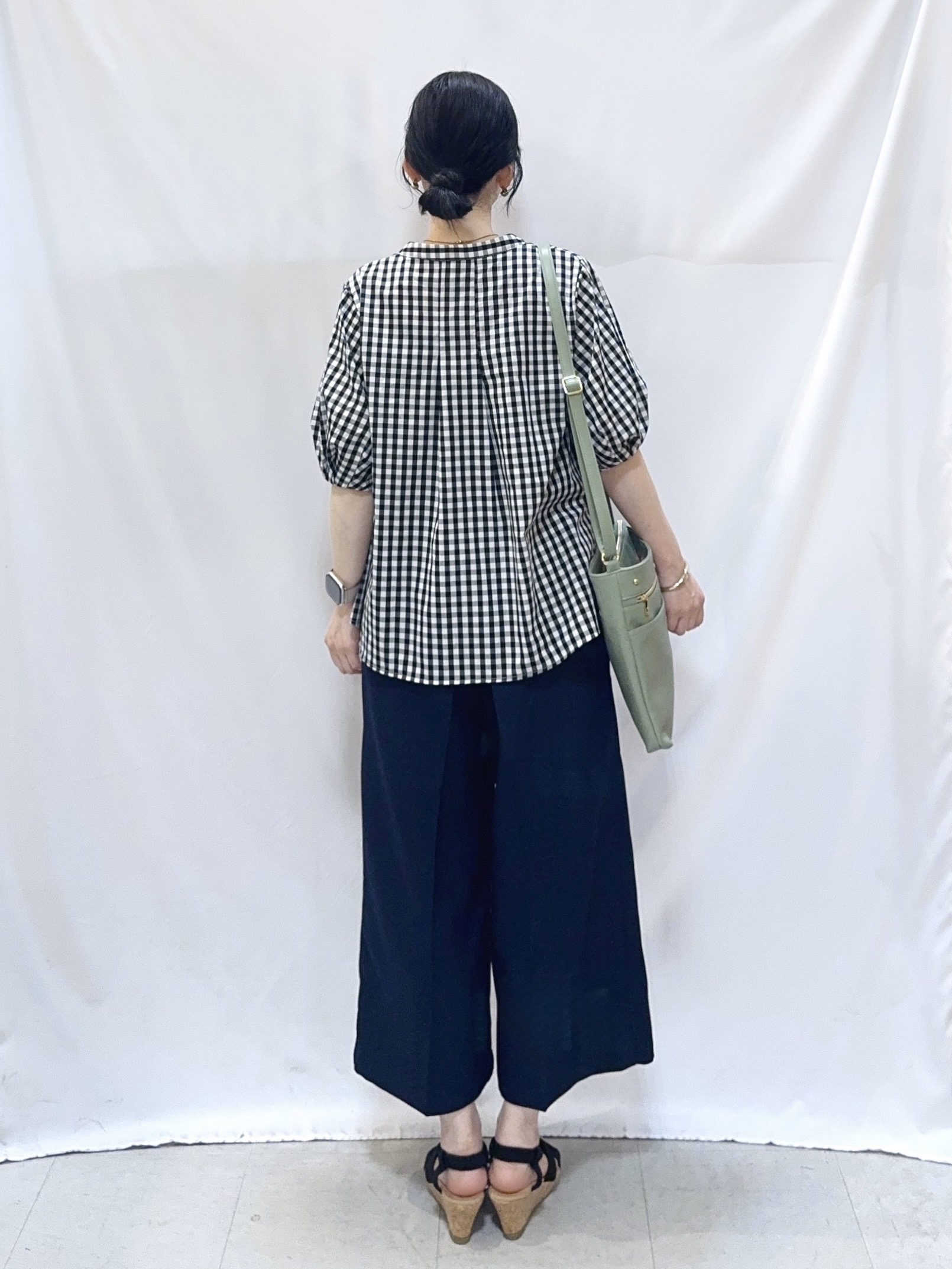 𝐇𝐢𝐫𝐨𝐦𝐢さんの「SHOO･LA･RUE｜【高レビュー/洗濯後しわになりにくい/インせず着られる】自然に体型カバー 麻調ペプラムブラウス」を使ったコーディネート