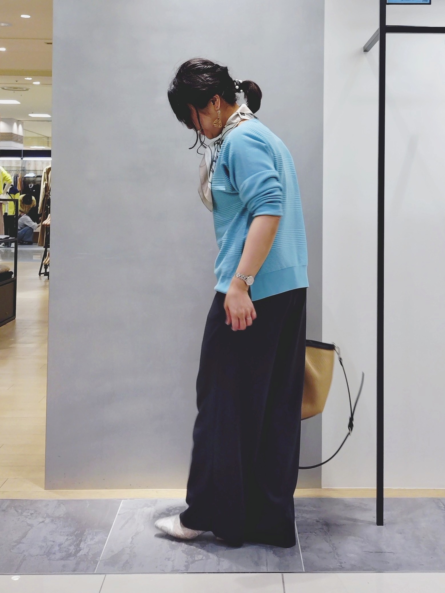 TOMOMIさんの「INDIVI｜【洗える／キレイ色】体型カバー無縫製ニット」を使ったコーディネート