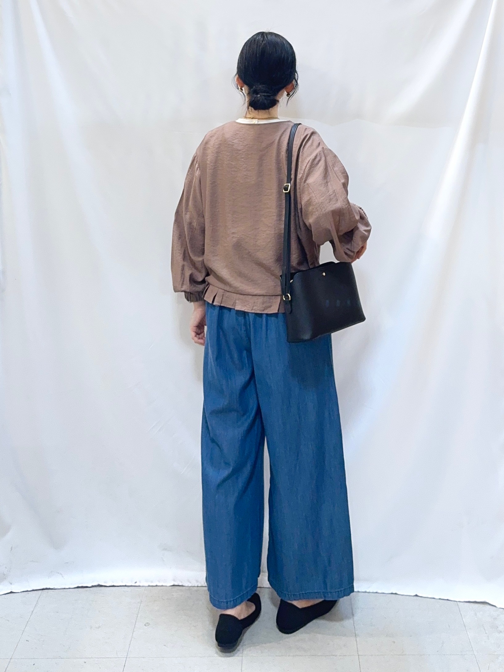 𝐇𝐢𝐫𝐨𝐦𝐢さんの「SHOO･LA･RUE｜【ひんやり/UV/S-LL】お袖ふんわり二の腕カバー ぷっくりラメプリントTシャツ」を使ったコーディネート