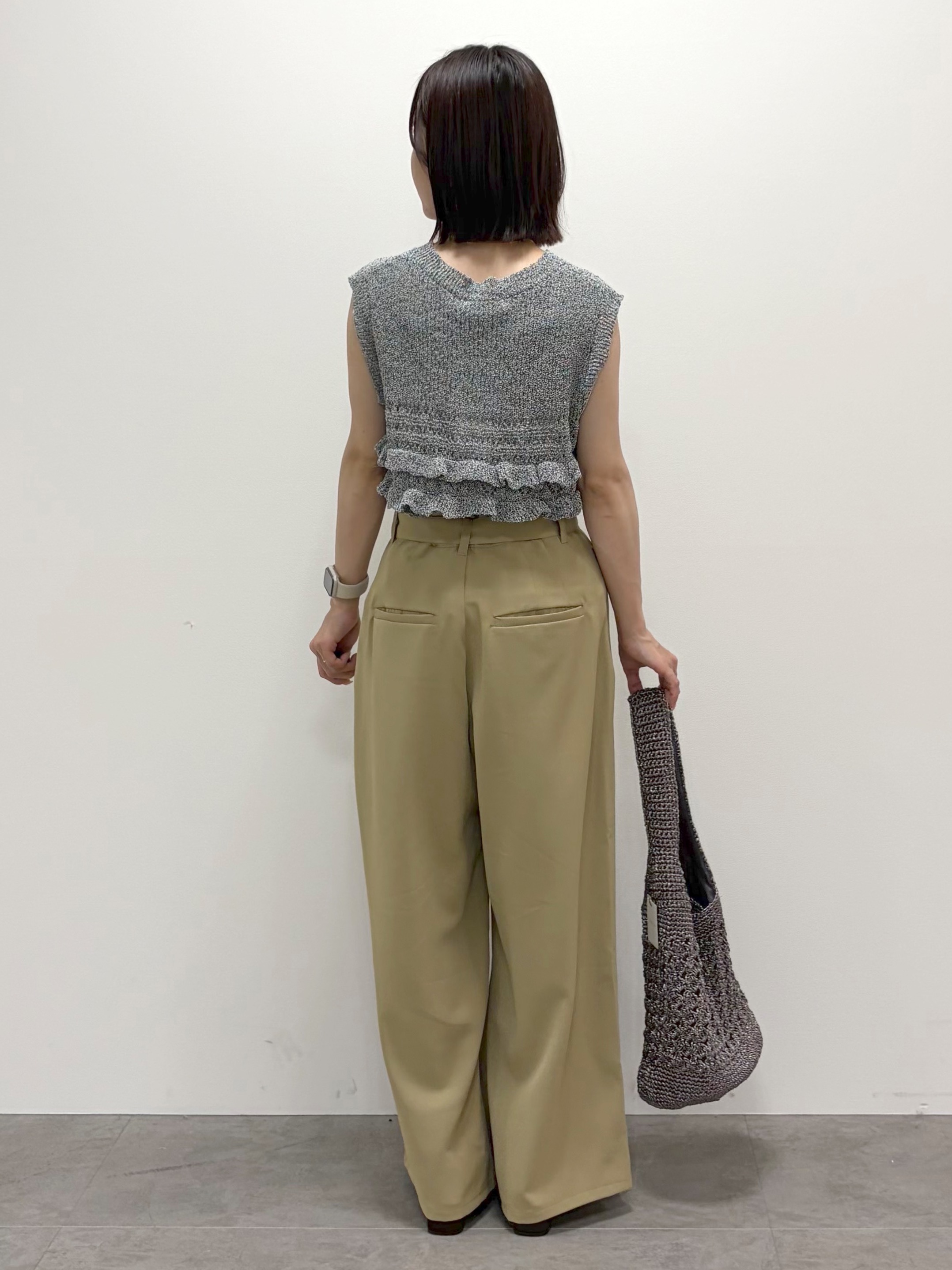kozuさんの「index｜透かし編みミニペプラムノースリーブニット【洗濯機OK】」を使ったコーディネート