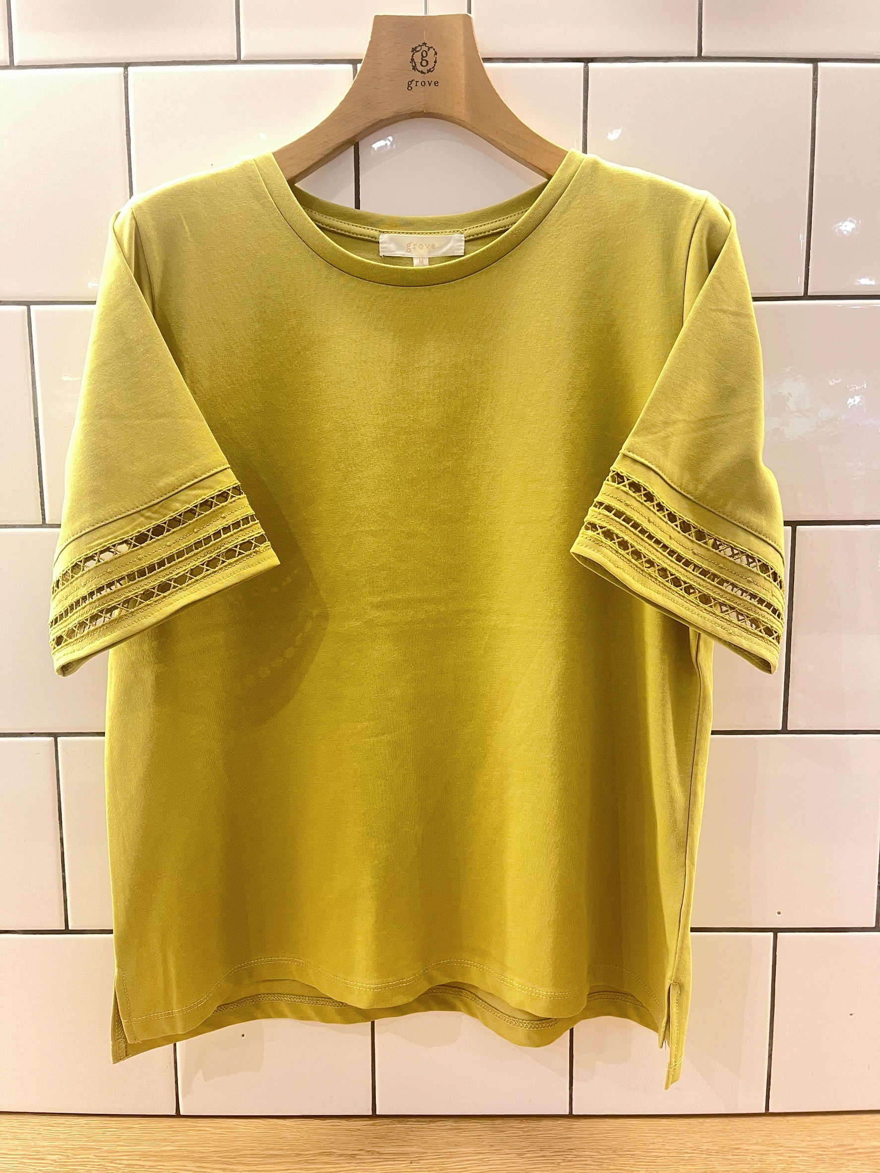 eriicさんの「grove｜【二の腕カバー/UV】袖口透かし刺繍Tシャツ」を使ったコーディネート