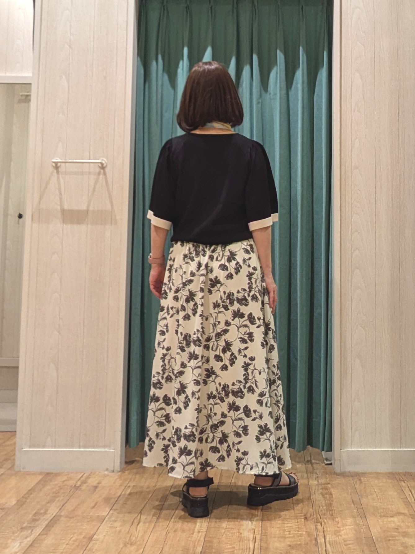 ゆーさんさんの「SHOO･LA･RUE｜【毎日洗える/UV/S-LL】二の腕かくせる フレアスリーブひらり5分袖ニット」を使ったコーディネート