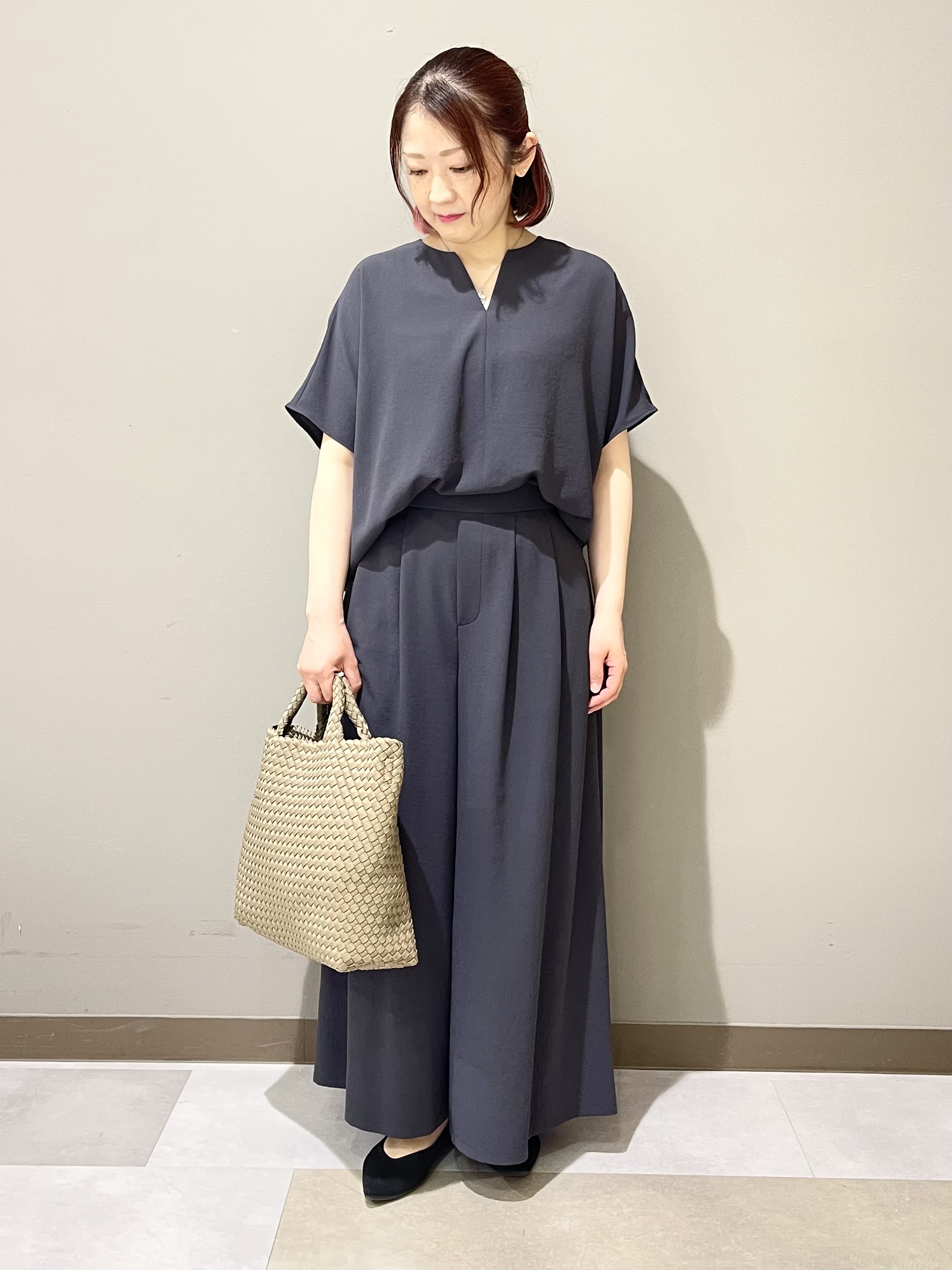 Tomoさんの「UNTITLED｜【UV/接触冷感/セットアップ可】リラクシーキーVネックブラウス」を使ったコーディネート